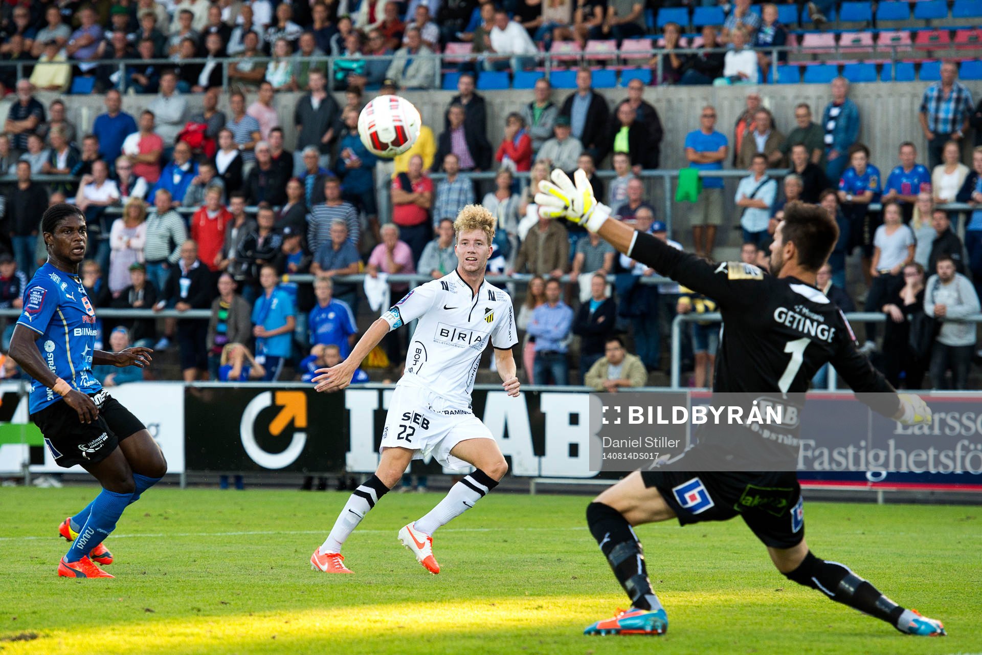 Häckens Samuel Gustafson gör 0-1 bakom Halmstads målvakt
