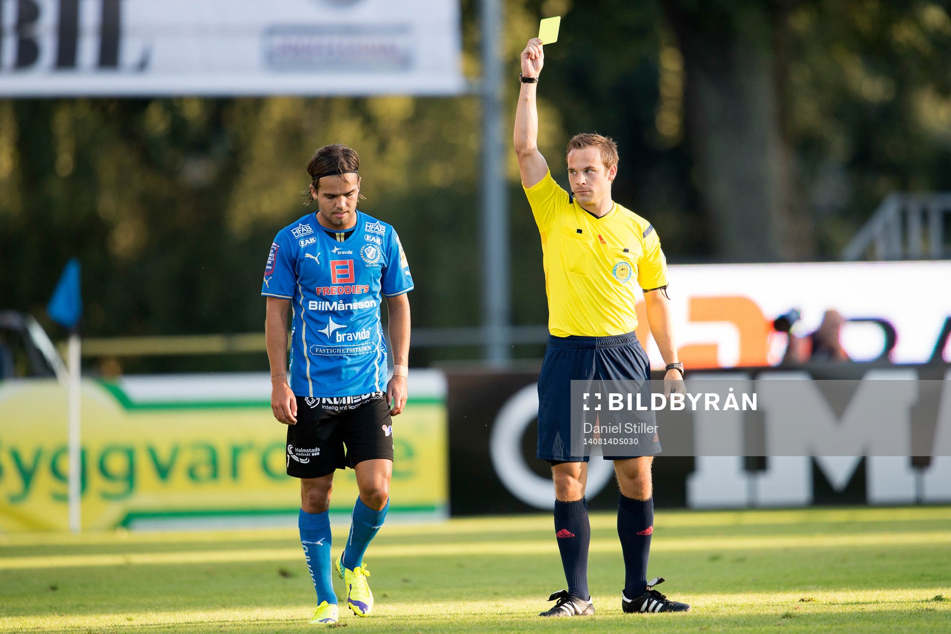 Domare Kristoffer Karlsson ger Kristinn Steindorsson gult