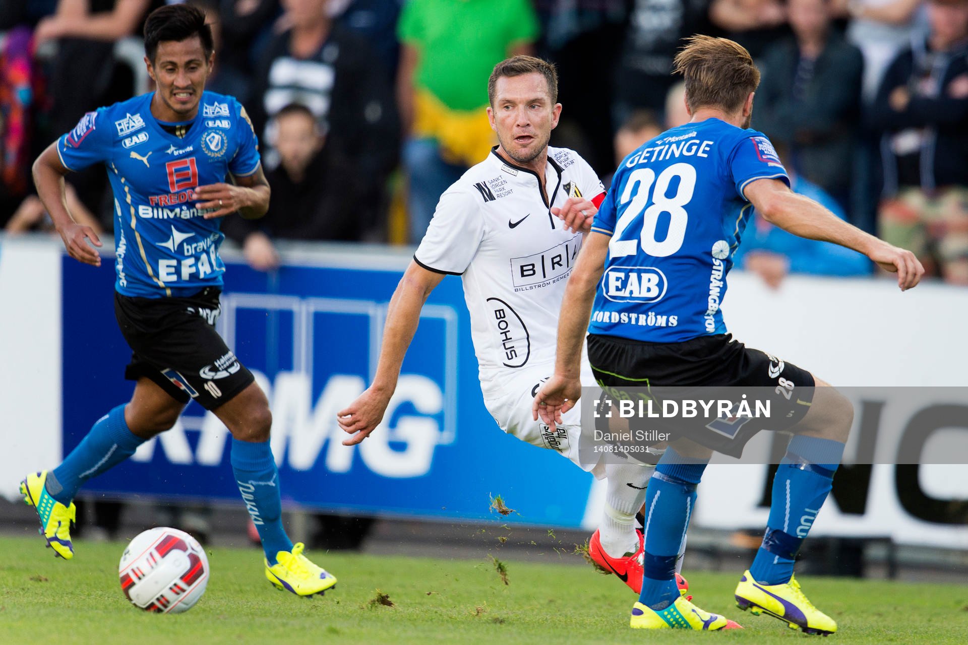 Häckens Martin Ericsson går förbi Halmstads Jesper