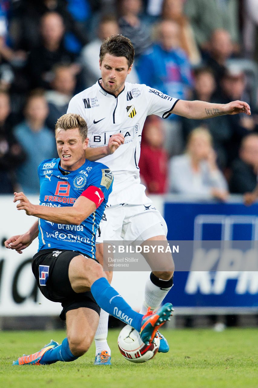 Halmstads Richard Magyar i kamp Häckens Gunnar Heidar