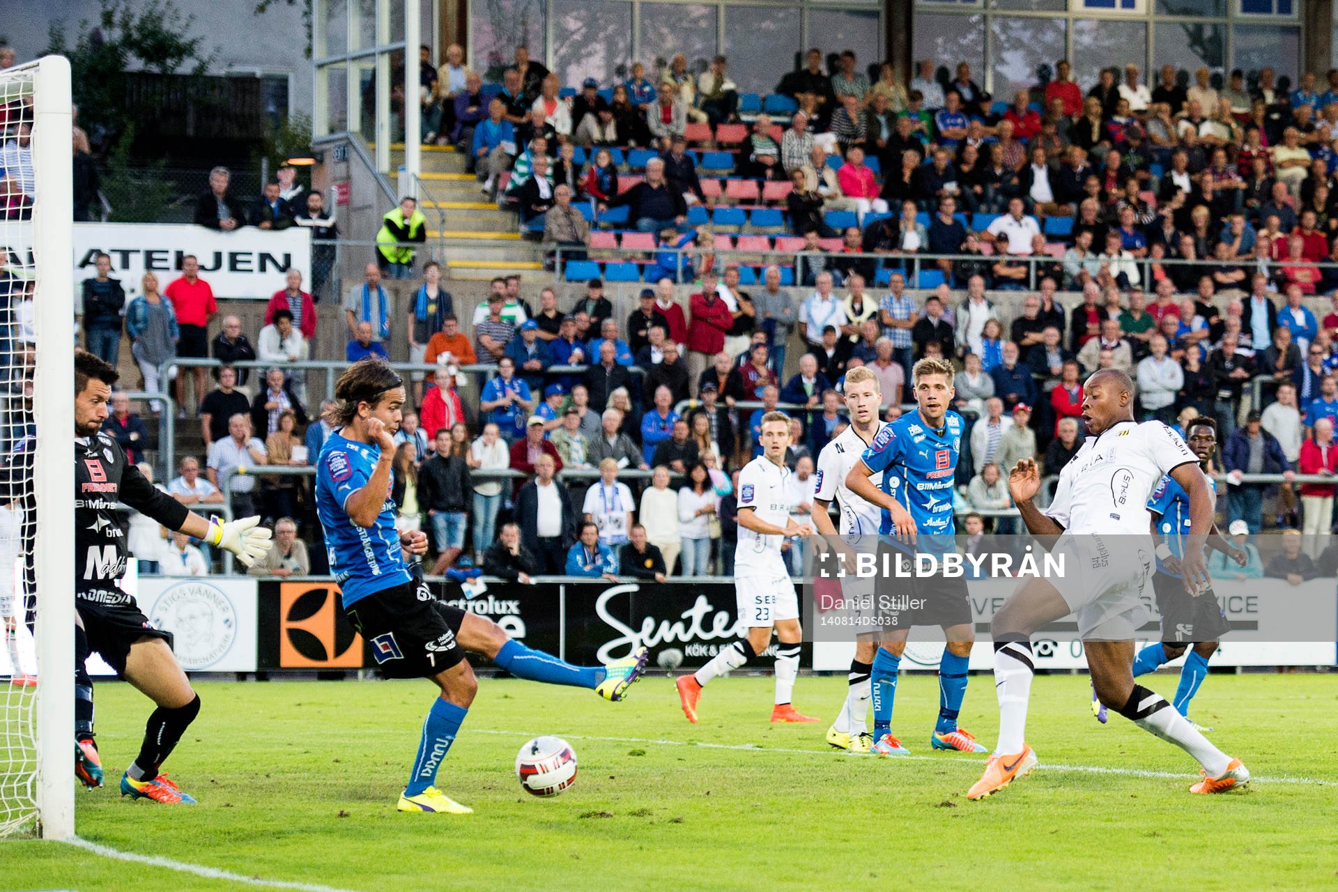 Halmstads Kristinn Steindorsson rensar undan