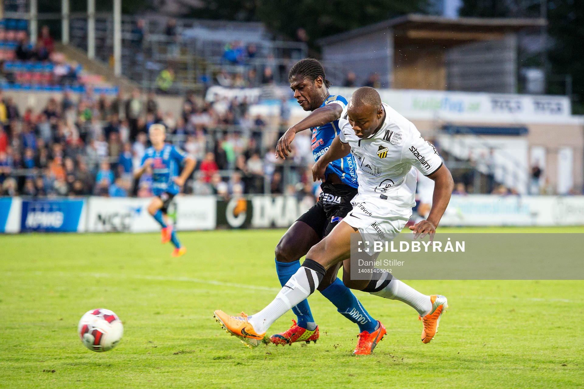 Häckens Carlos Strandberg i kamp med Halmstads Joseph Baffo under fotbollsmatchen i Allsvenskan mellan Halmstad och Häcken den 14 april 2014 i Halmstad.