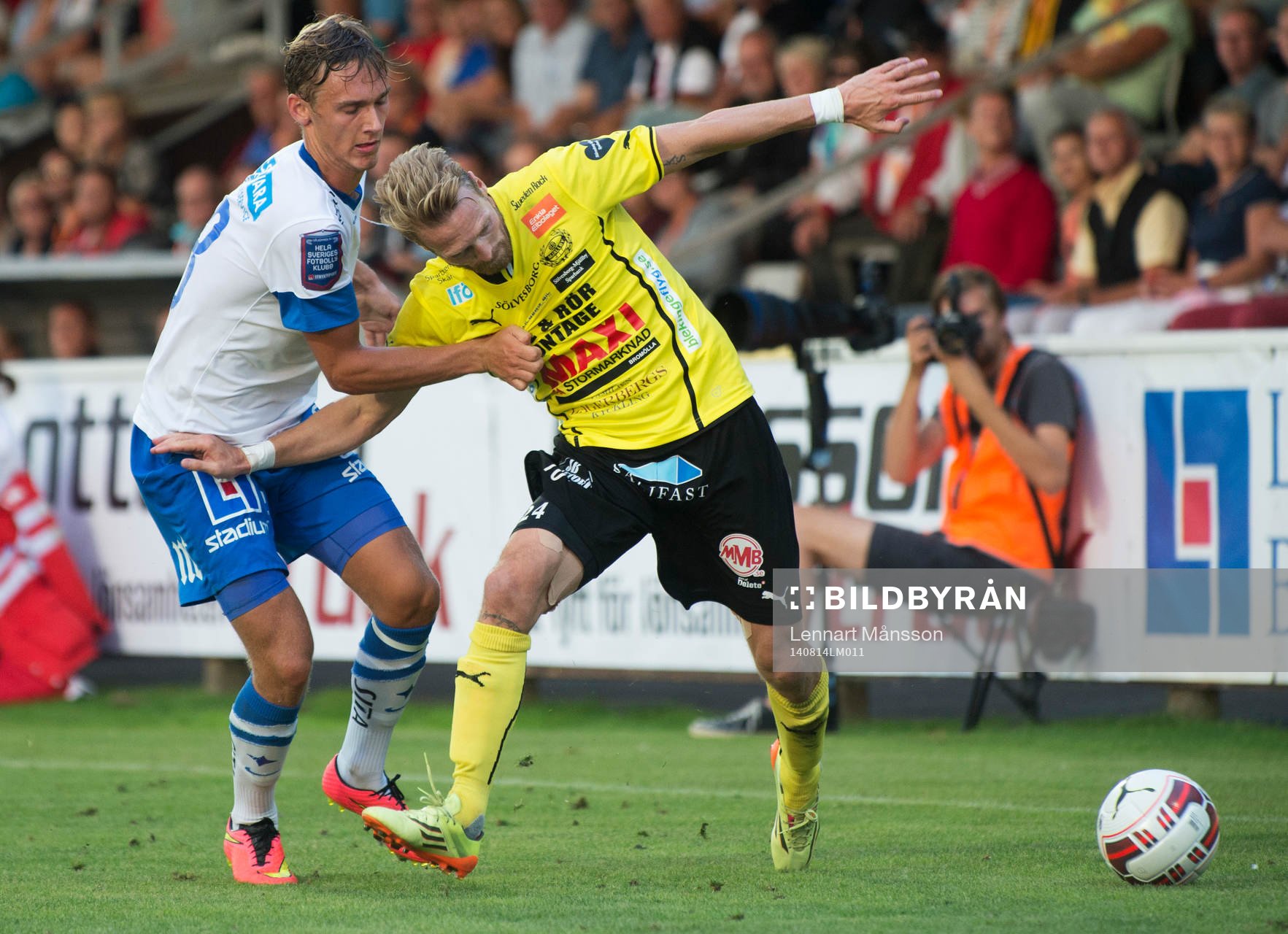Mjällbys Christian Wilhelmsson i kamp med Norrköpings Linus Wahlqvist i den allsvenska matchen mellan Mjällby och Norrköping i Hällevik 14 augusti 2014.