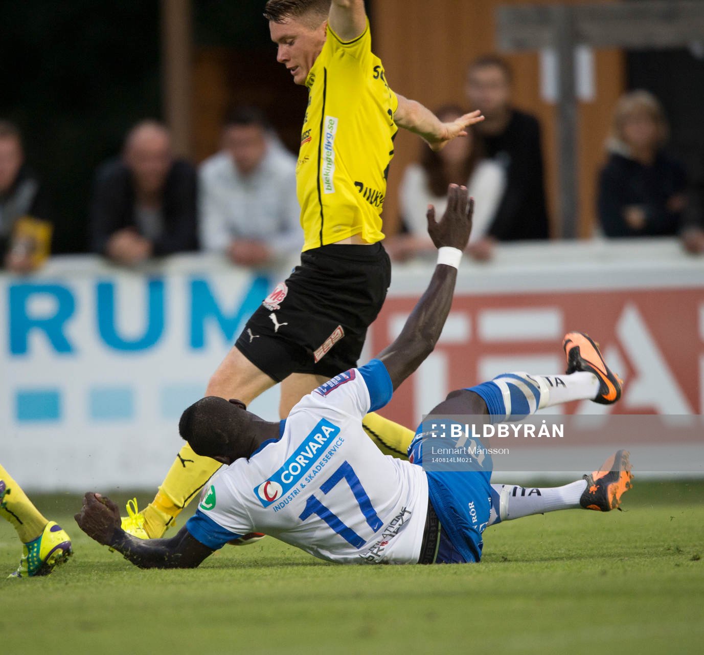 Norrköpings Alhaji Kamara vill ha straff, men istället