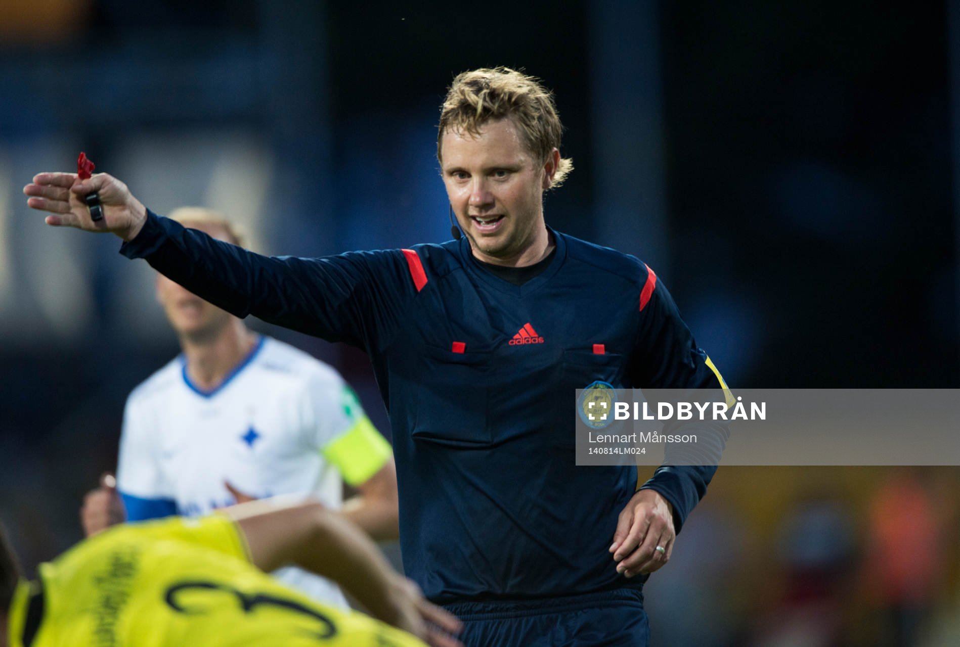Domaren Markus Strömbergsson i den allsvenska matchen mellan Mjällby och Norrköping i Hällevik 14 augusti 2014.