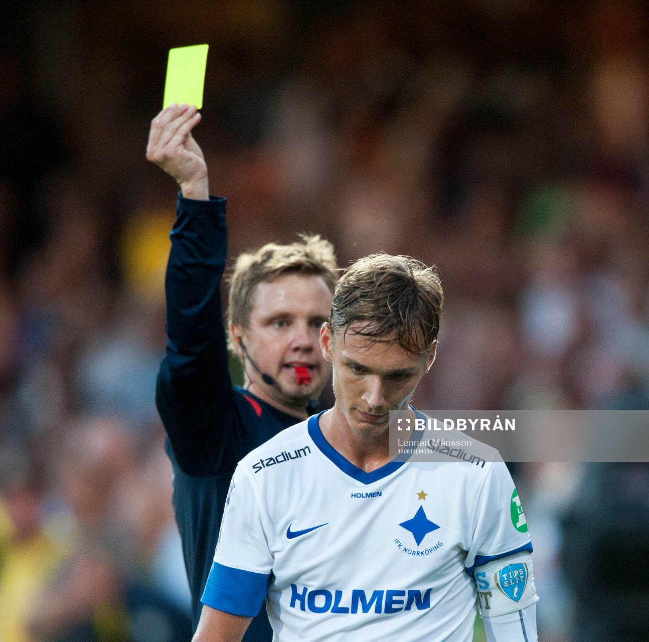 Norrköpings Linus Wahlqvist varnas av domaren Marcus Strömbergsson och är avstängd nästa match i den allsvenska matchen mellan Mjällby och Norrköping i Hällevik 14 augusti 2014.
