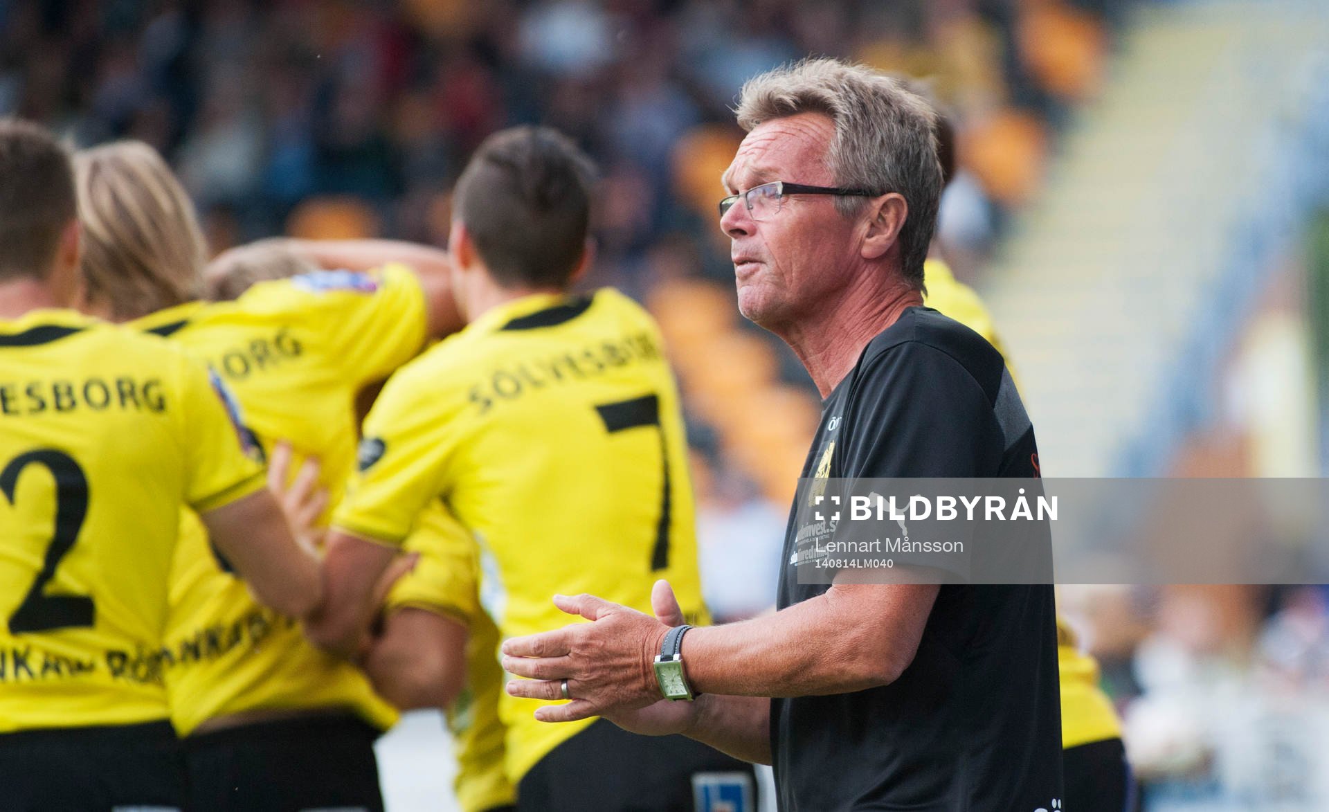 Mjällbys Christian Wilhelmsson har gjort 1-0 och tränaren Anders Linderoth applåderar när killarna jublar i den allsvenska matchen mellan Mjällby och Norrköping i Hällevik 14 augusti 2014.