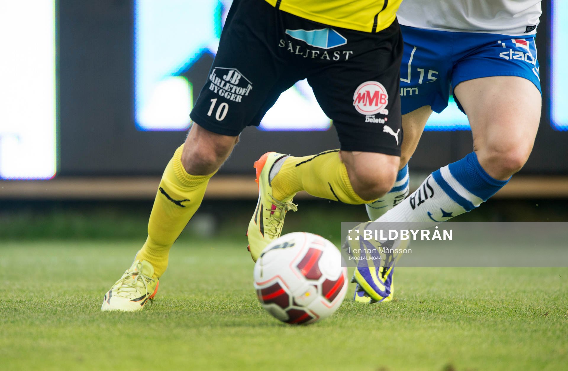 Mjällbys Christian Wilhelmsson dribblar i