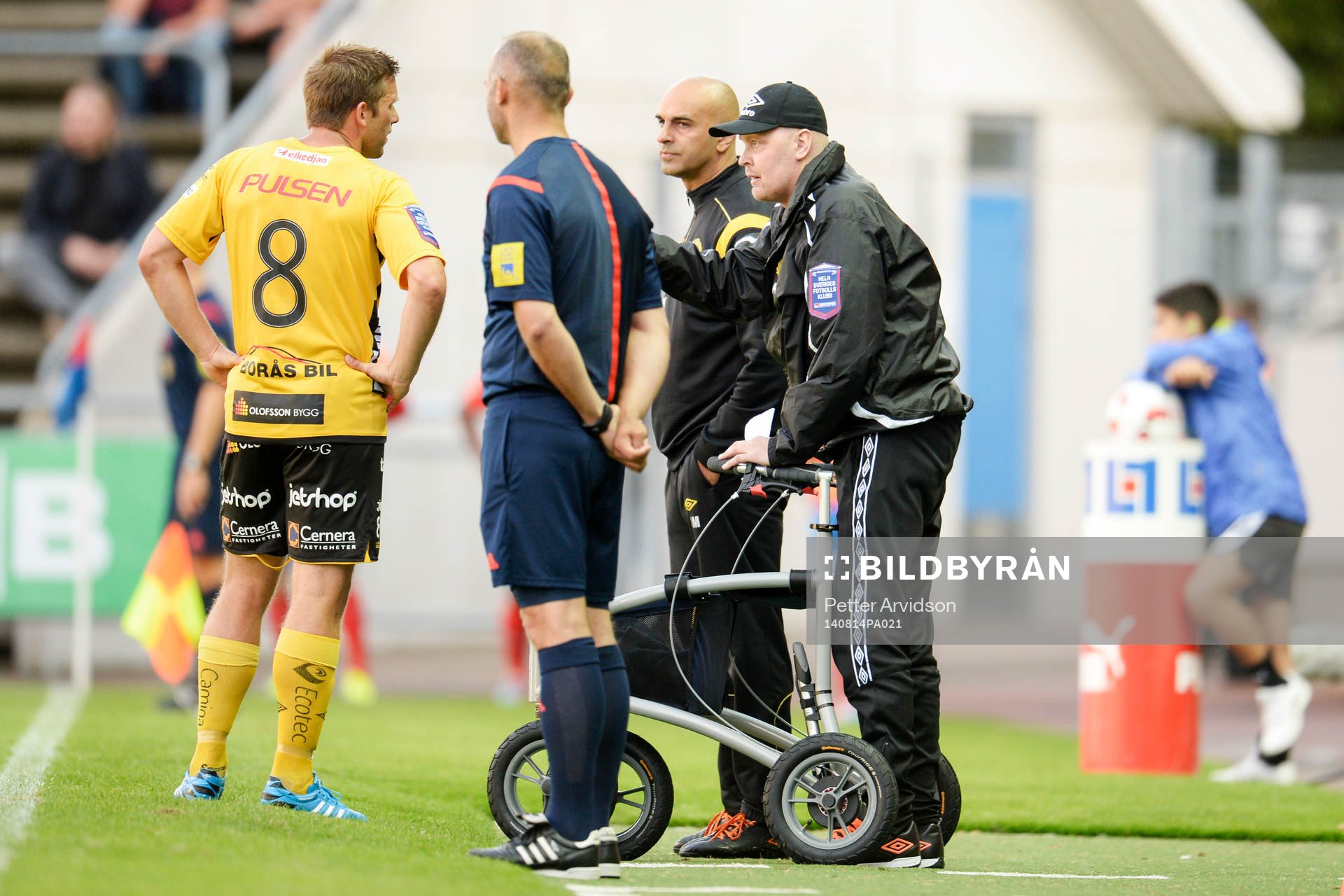 Elfsborgs Anders Svensson pratar med manager Klas Ingesson och tränare Jan Mian under fotbollsmatchen i Allsvenskan mellan Helsingborg och Elfsborg den 14 augusti 2014 i Helsingborg.