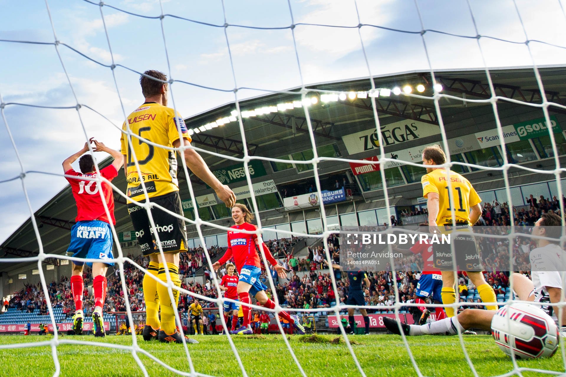 Helsingborgs Darijan Bojanic (m) och Mikael Dahlberg jublar