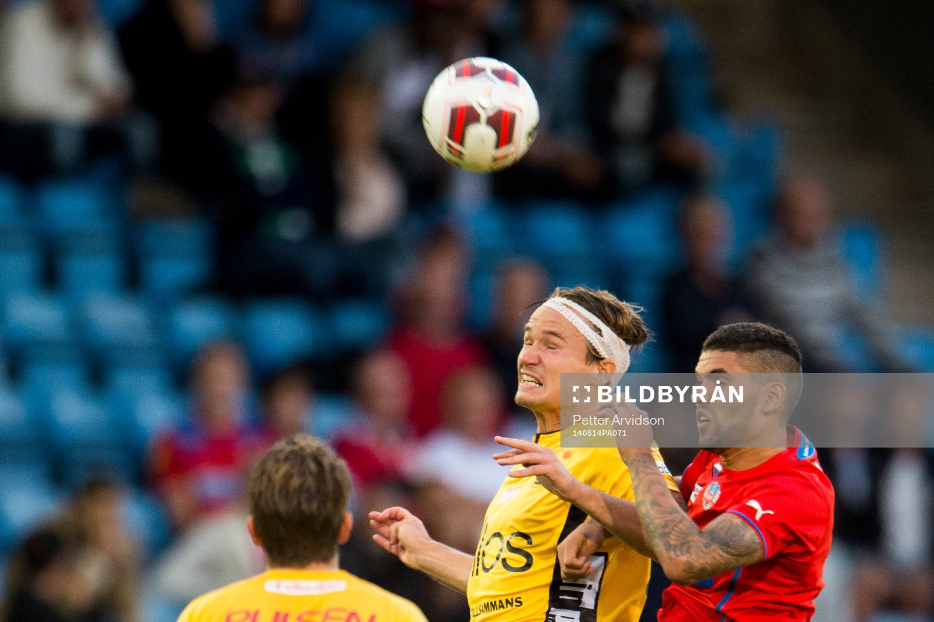 Elfsborgs Viktor Prodell i nickduell med Helsingborgs Victor Palsson under fotbollsmatchen i Allsvenskan mellan Helsingborg och Elfsborg den 14 augusti 2014 i Helsingborg.