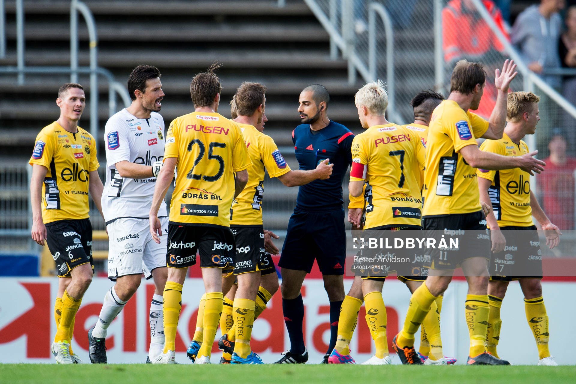 Elfsborgs spelare samlas runt domare Mohammed Al-Hakim