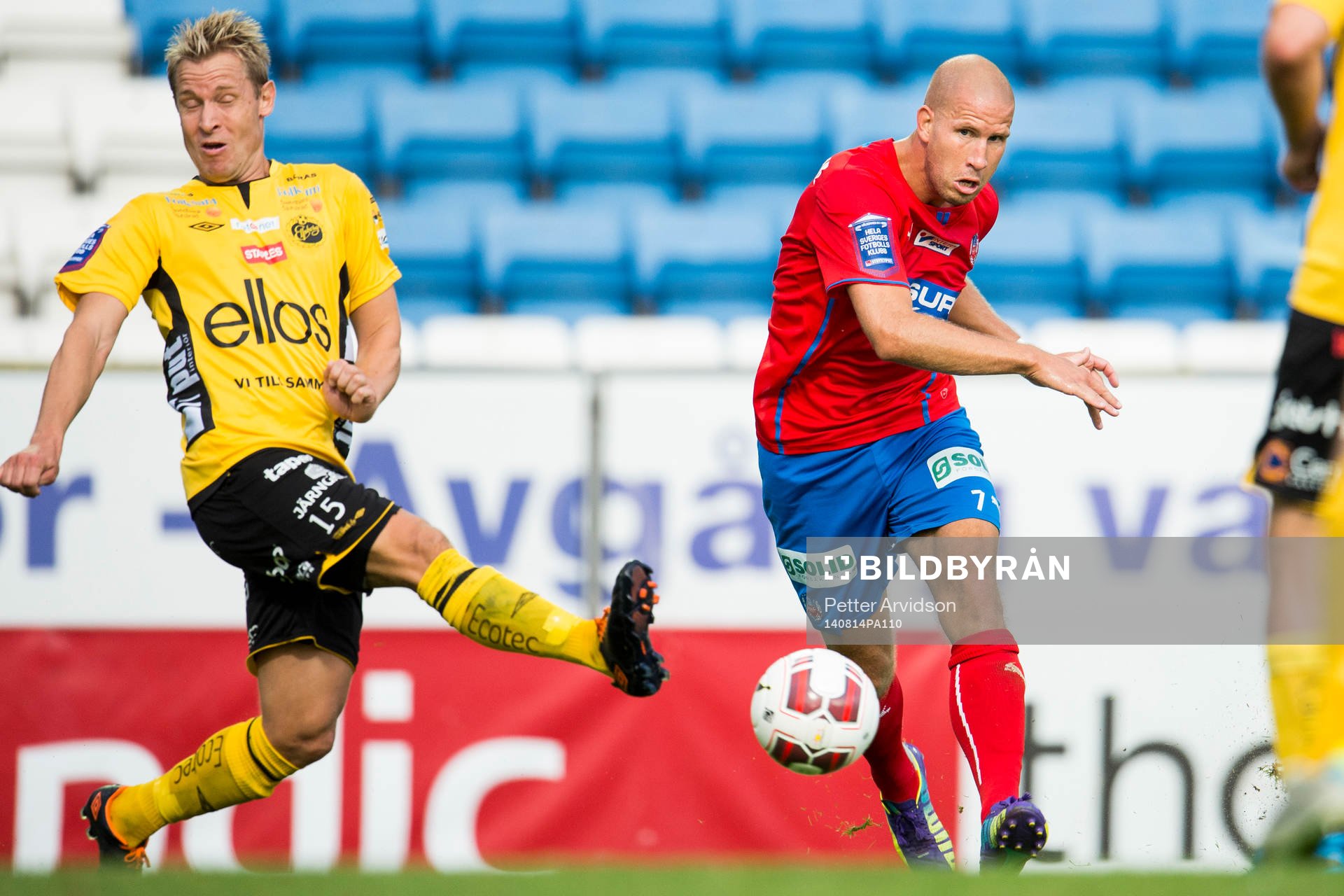 Elfsborgs Andreas Klarström försöker täcka skott från