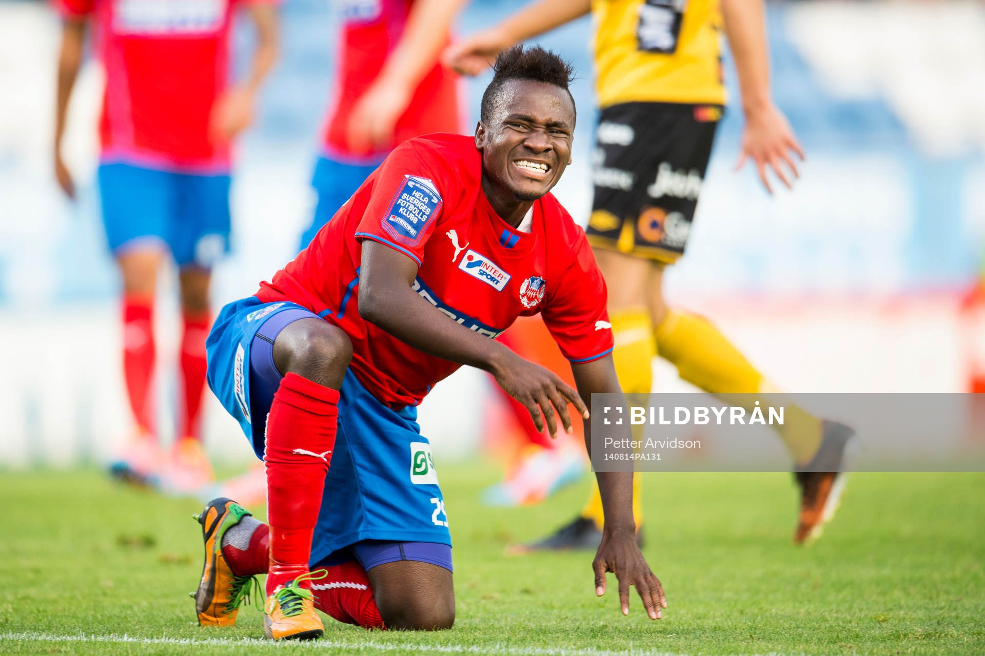 Helsingborgs David Accam grimaserar
