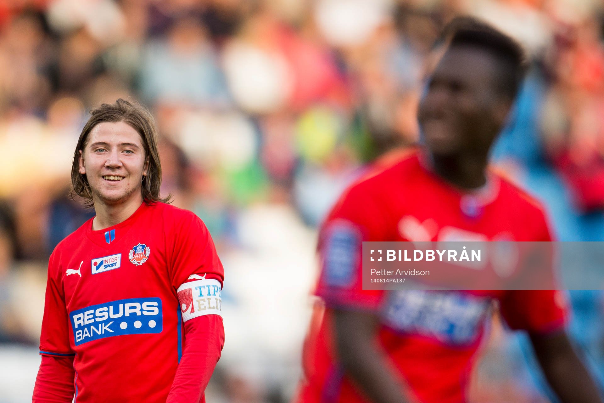 Helsingborgs Darijan Bojanic tittar mot David Accam och ler