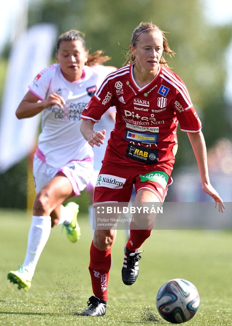 Piteås Lena Blomkvist med bollen under fotbollsmatchen i Damallsvenskan mellan Piteå och Rosengård den 16 augusti 2014 i Piteå.