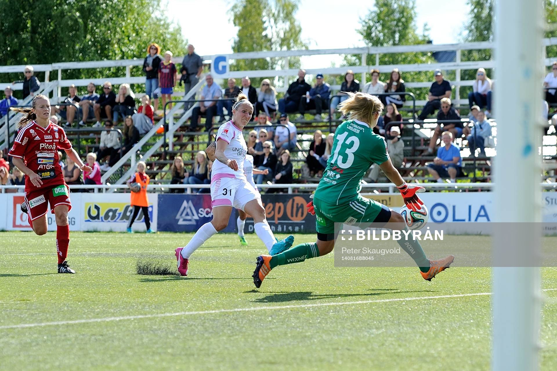 Rosengårds Anja Mittag sätter 2-1 bakom Piteås målvakt
