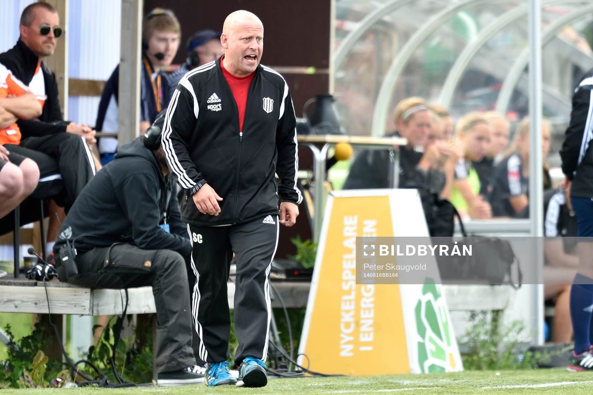 Piteås tränare Stellan Carlsson jagar på sina spelare på slutet av matchen under fotbollsmatchen i Damallsvenskan mellan Piteå och Rosengård den 16 augusti 2014 i Piteå.