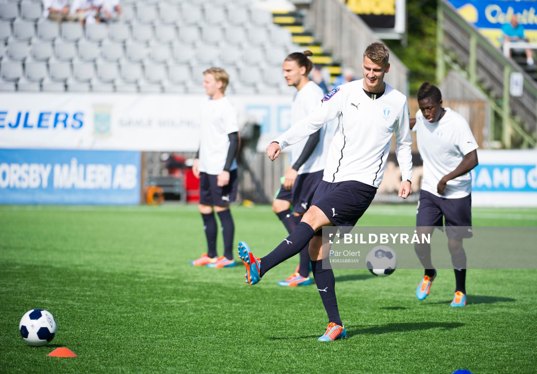 Malmö FFs Johan Hammar värmer upp innan fotbollsmatchen i