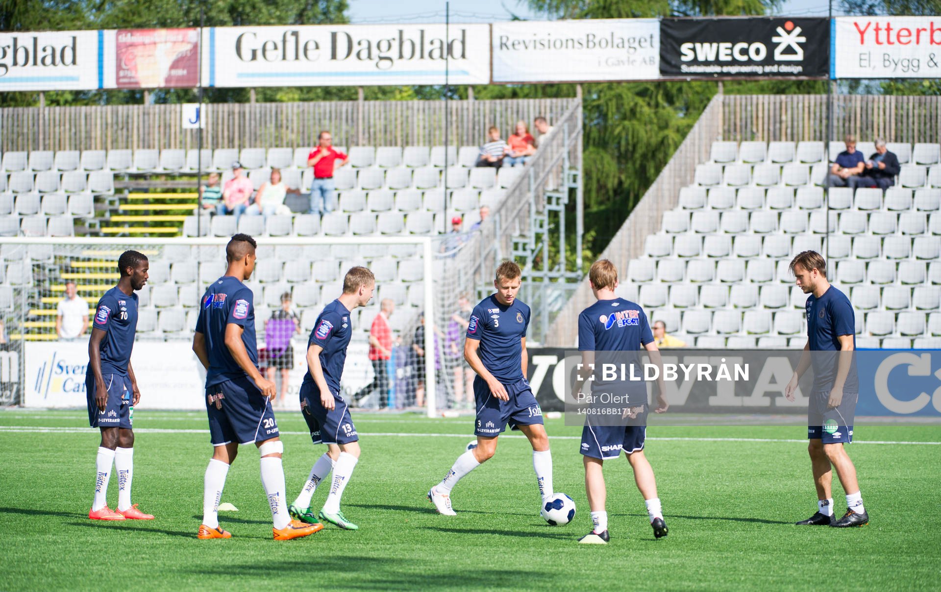 Gefle värmer upp innan fotbollsmatchen i Allsvenskan