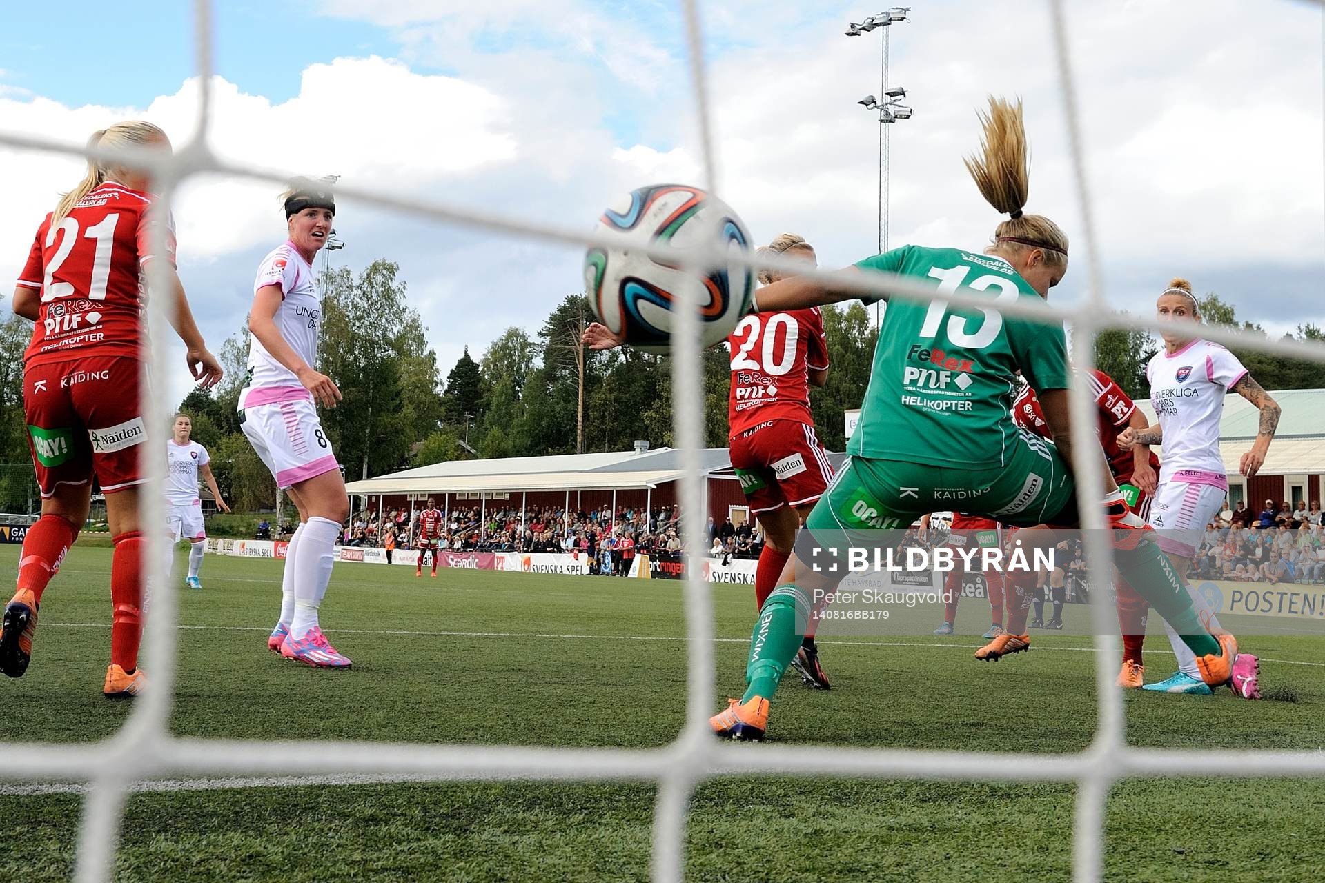 Rosengårds Anja Mittag gör 4-2 bakom Piteås målvakt
