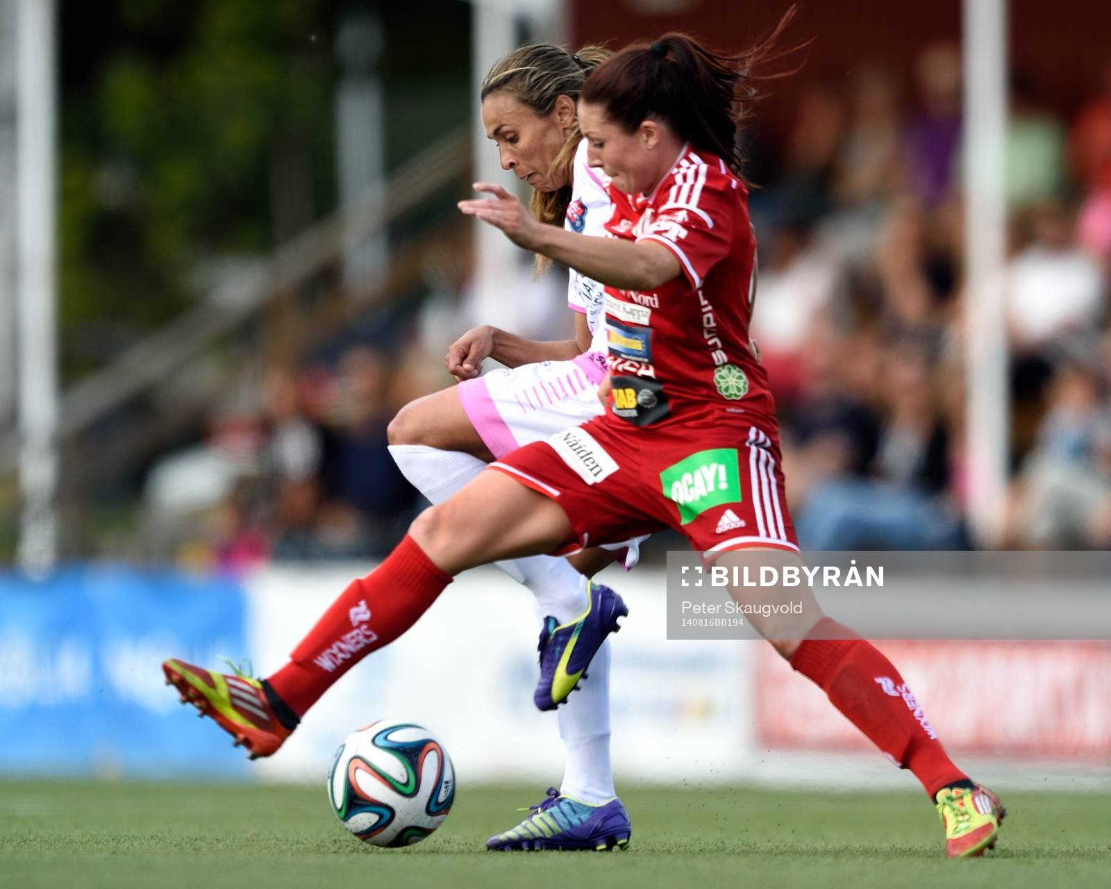 Rosengårds Marta Vieria da Silva i kamp med Piteås Josefin Johansson under fotbollsmatchen i Damallsvenskan mellan Piteå och Rosengård den 16 augusti 2014 i Piteå.
