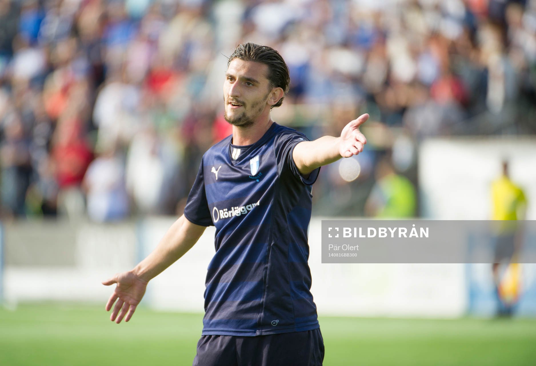 Malmö FFs Agon Mehmeti diskuterar med domaren