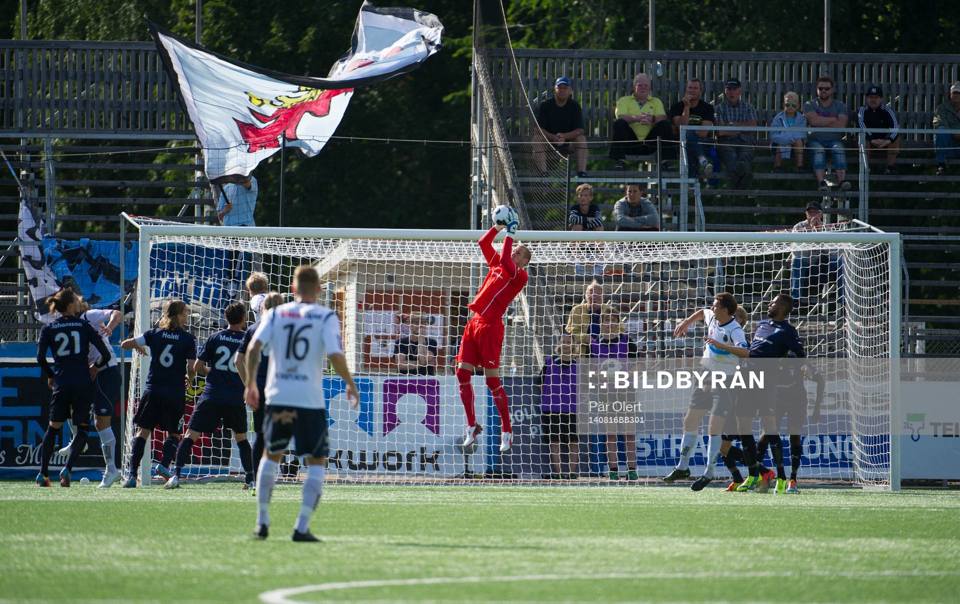 Malmö FFs målvakt Robin Olsen räddar en hörna under fotbollsmatchen i Allsvenskan mellan Gefle och Malmö den 16 Augusti 2014 i Gävle.