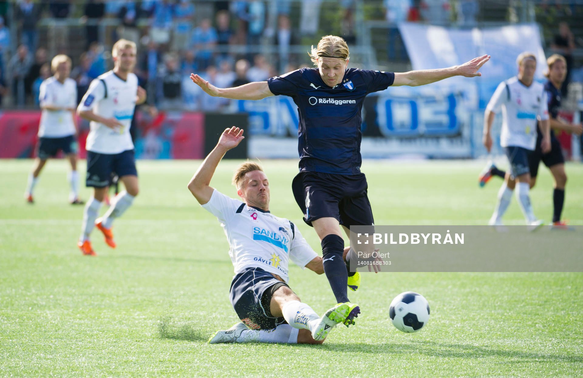Malmö FFs Simon Kroon jagas av Gefles Anders Wikström