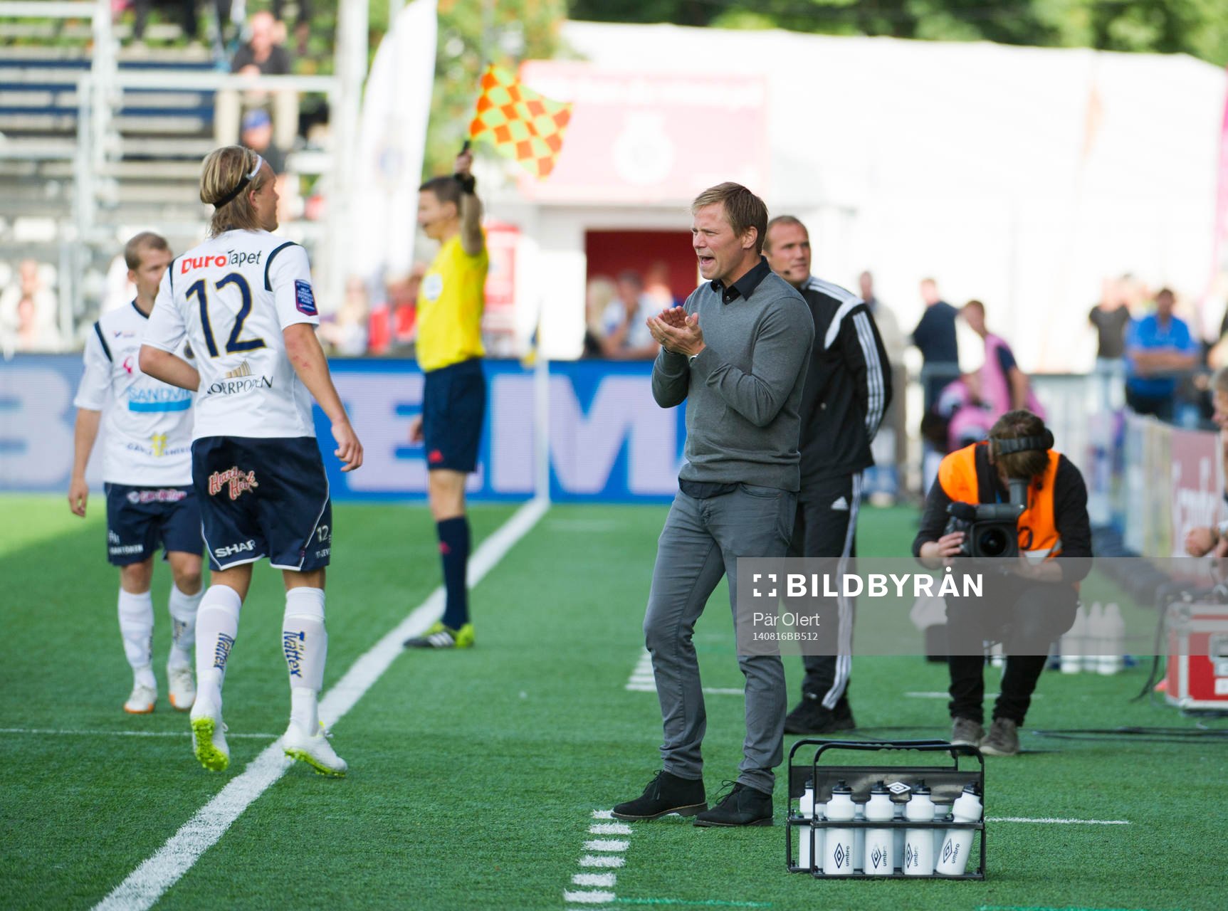 Gefles tränare Roger Sandberg uppmanar sina spelare under fotbollsmatchen i Allsvenskan mellan Gefle och Malmö den 16 Augusti 2014 i Gävle.