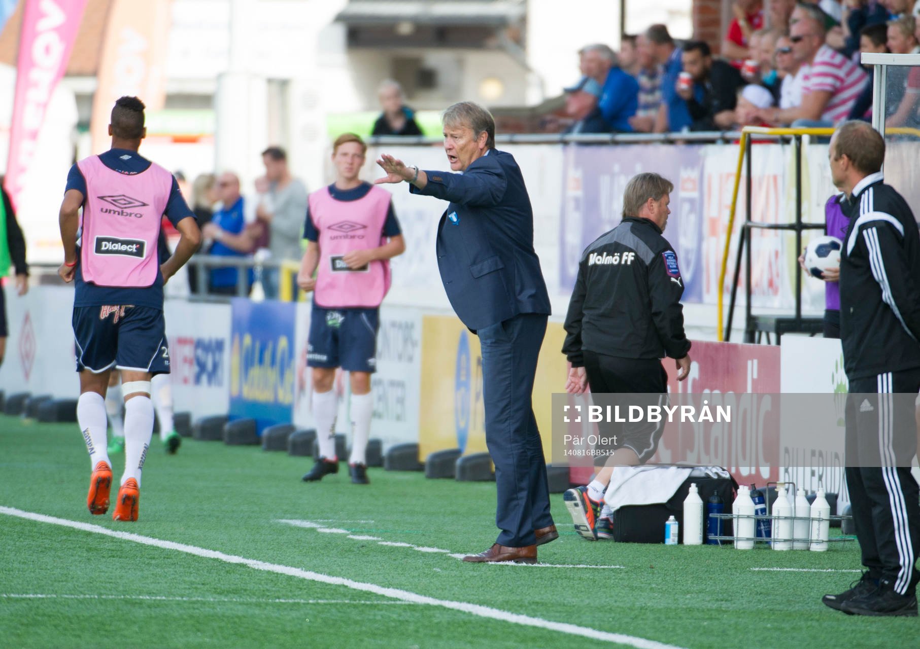 Malmö FFs tränare Åge Hareide manar på sina spelare