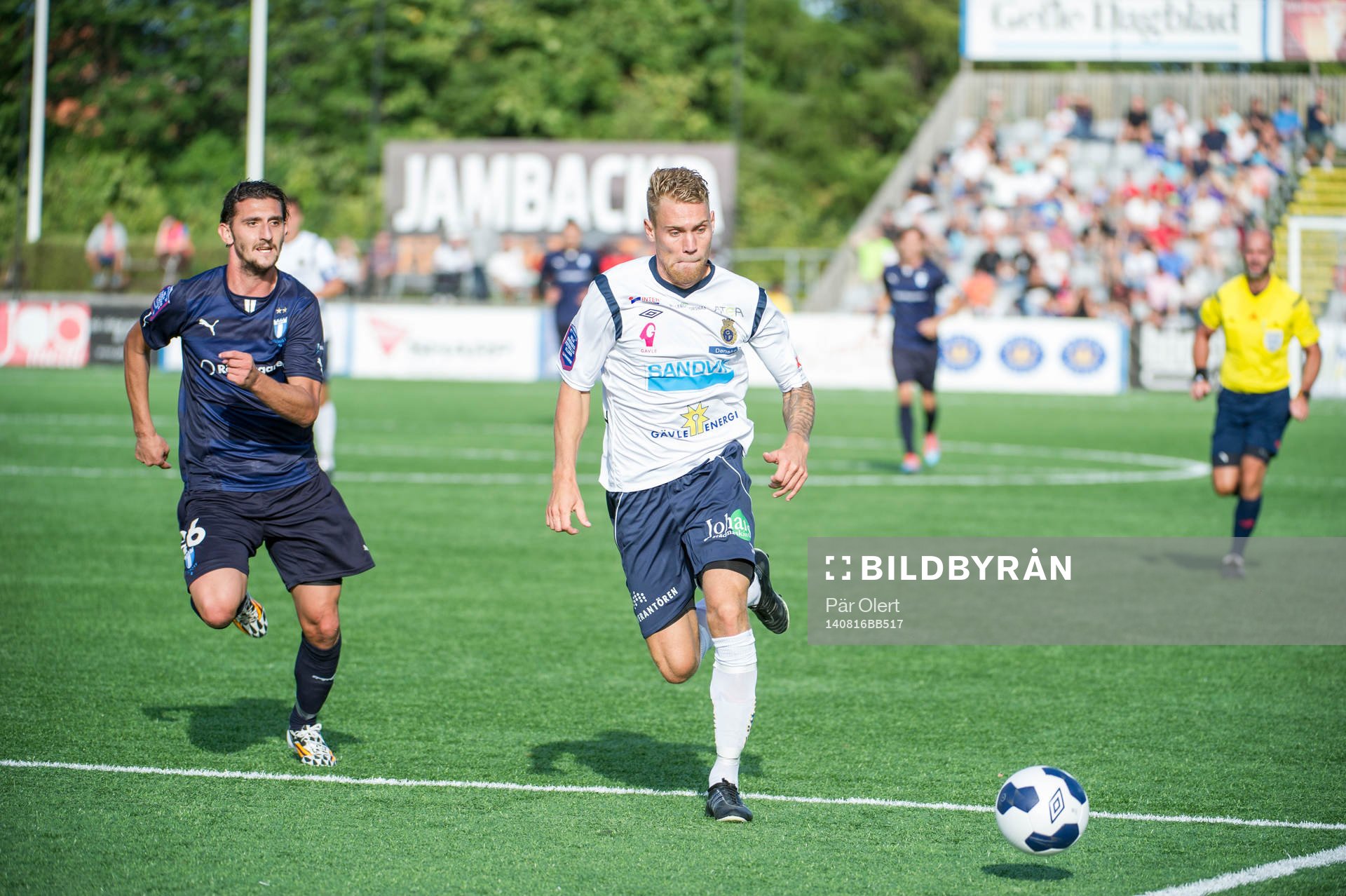 Gefles David Fällman med boll jagas av Malmö FFs Agon