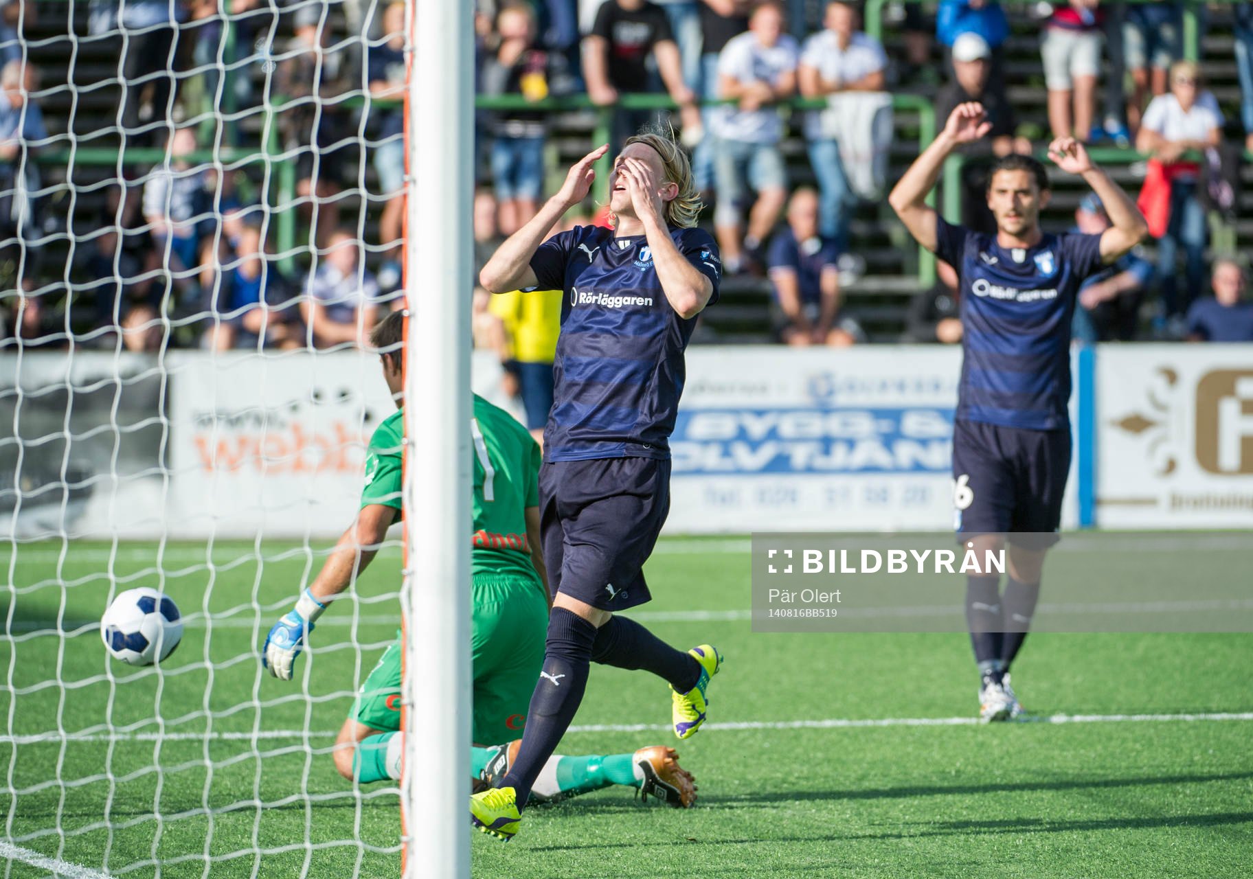 Malmö FFs Simon Kroon och Agon Mehmeti  deppar