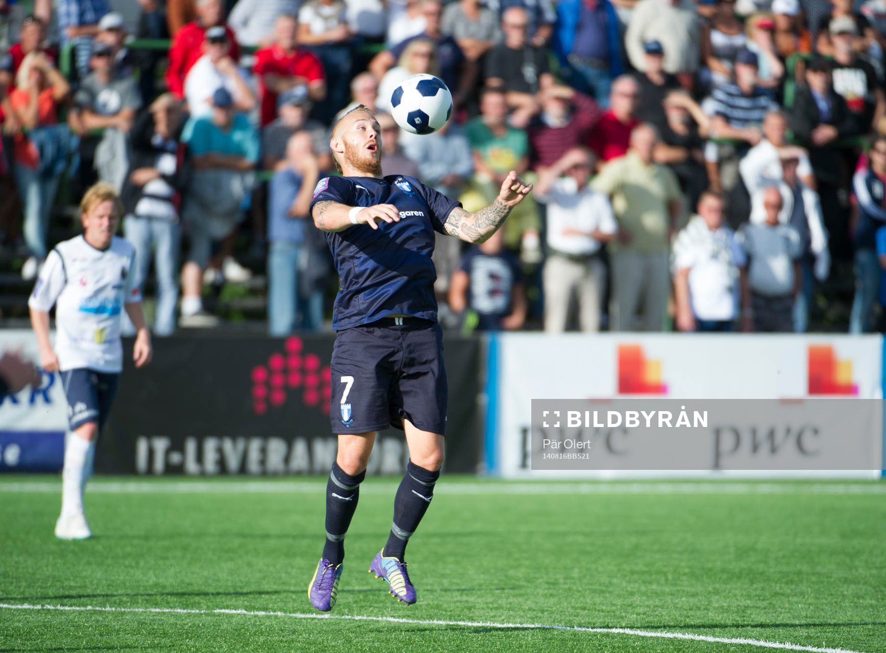 Malmö FFs Magnus Eriksson tar ner bollen på bröstet