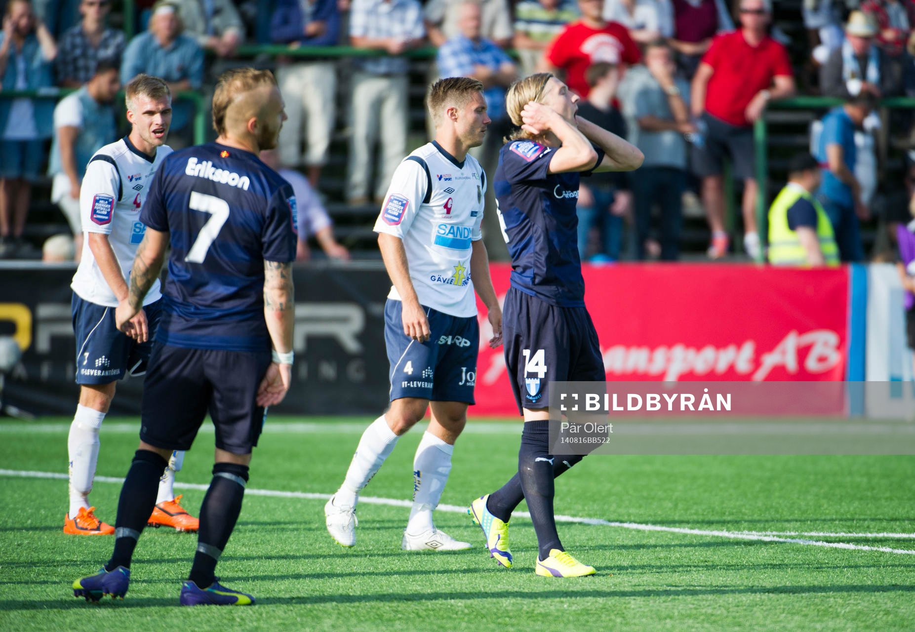 Malmö FFs  Simon Kroon deppar