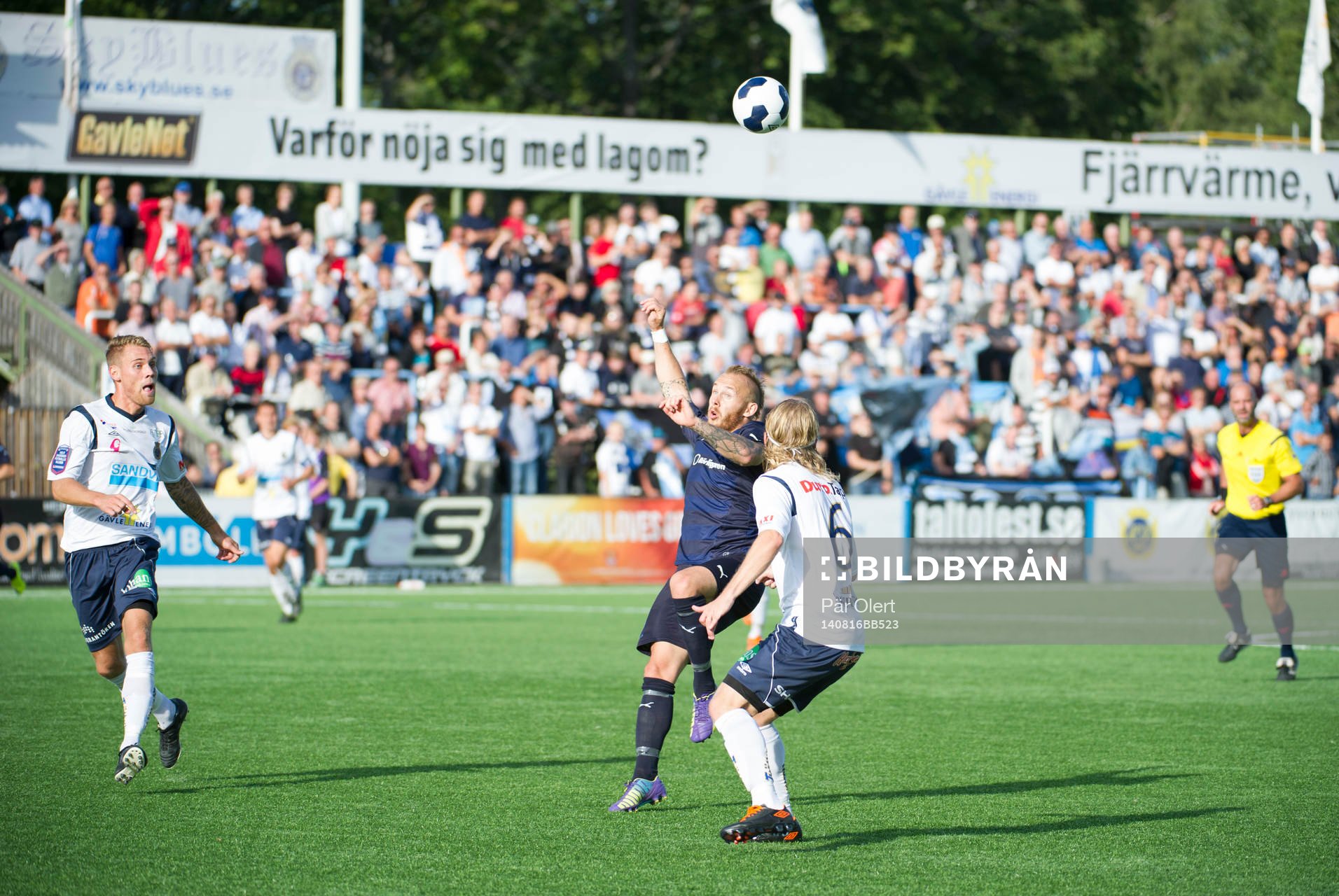 Malmö FFs Magnus Eriksson i närkamp mot Gefles Jesper