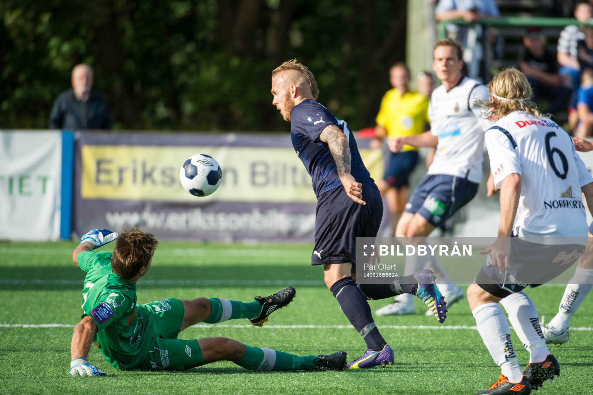Malmö FFs Magnus Eriksson i en duell med Gefles målvakt