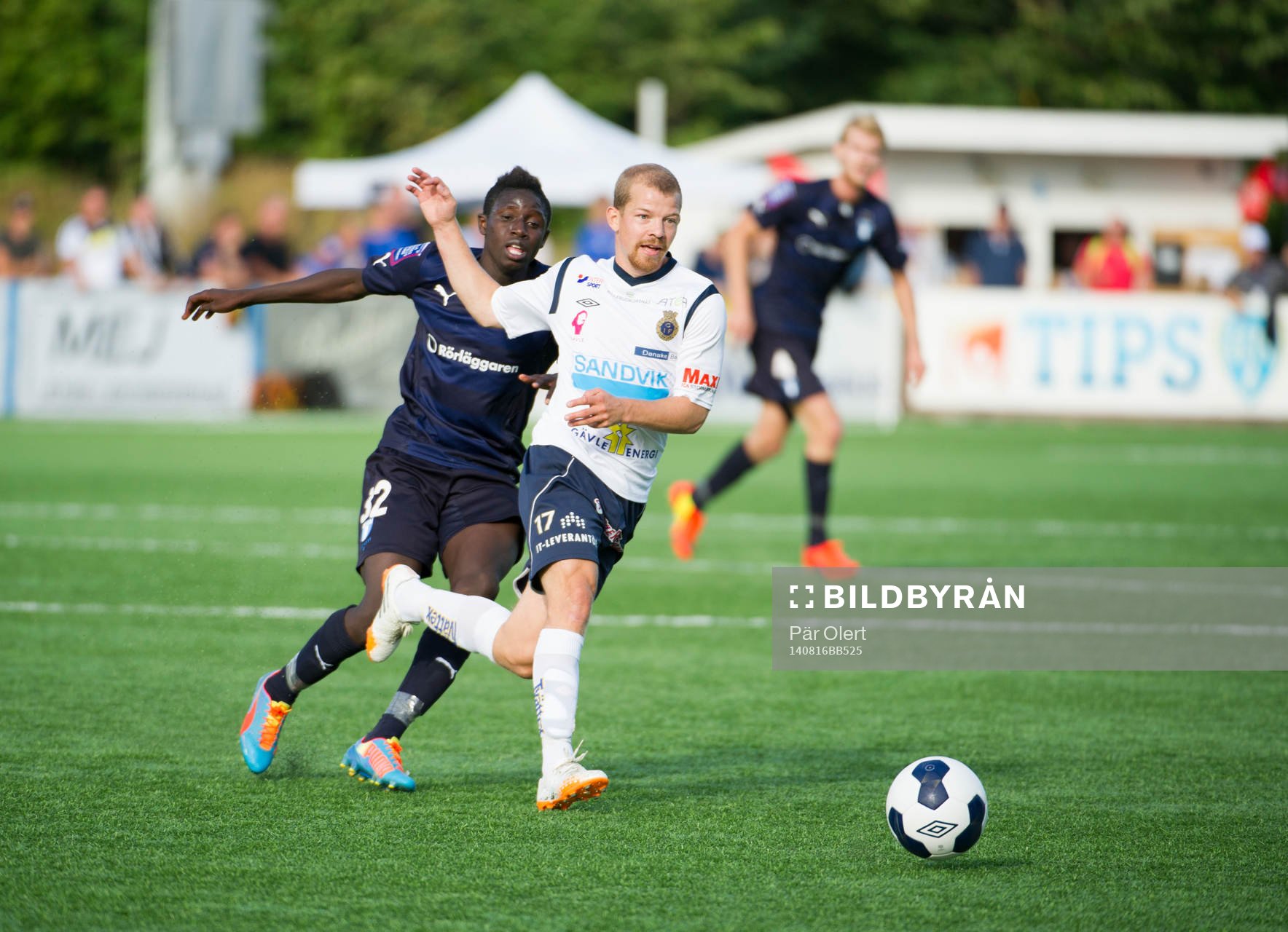 Gefles Jonas Lantto med boll jagas av Malmö FFs Pa Konate