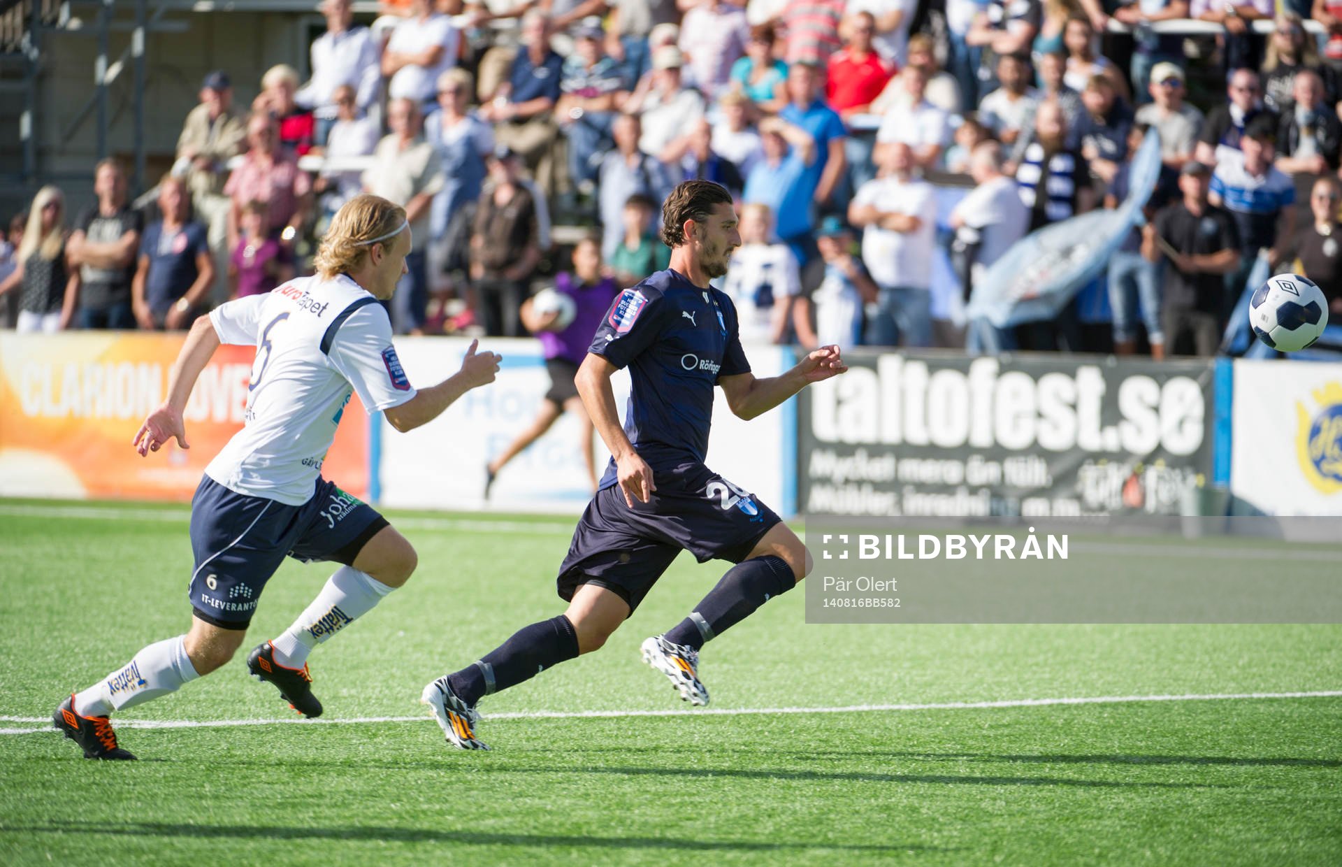 Malmö FFs Agon Mehmeti jagas av Gefles Jesper Florén