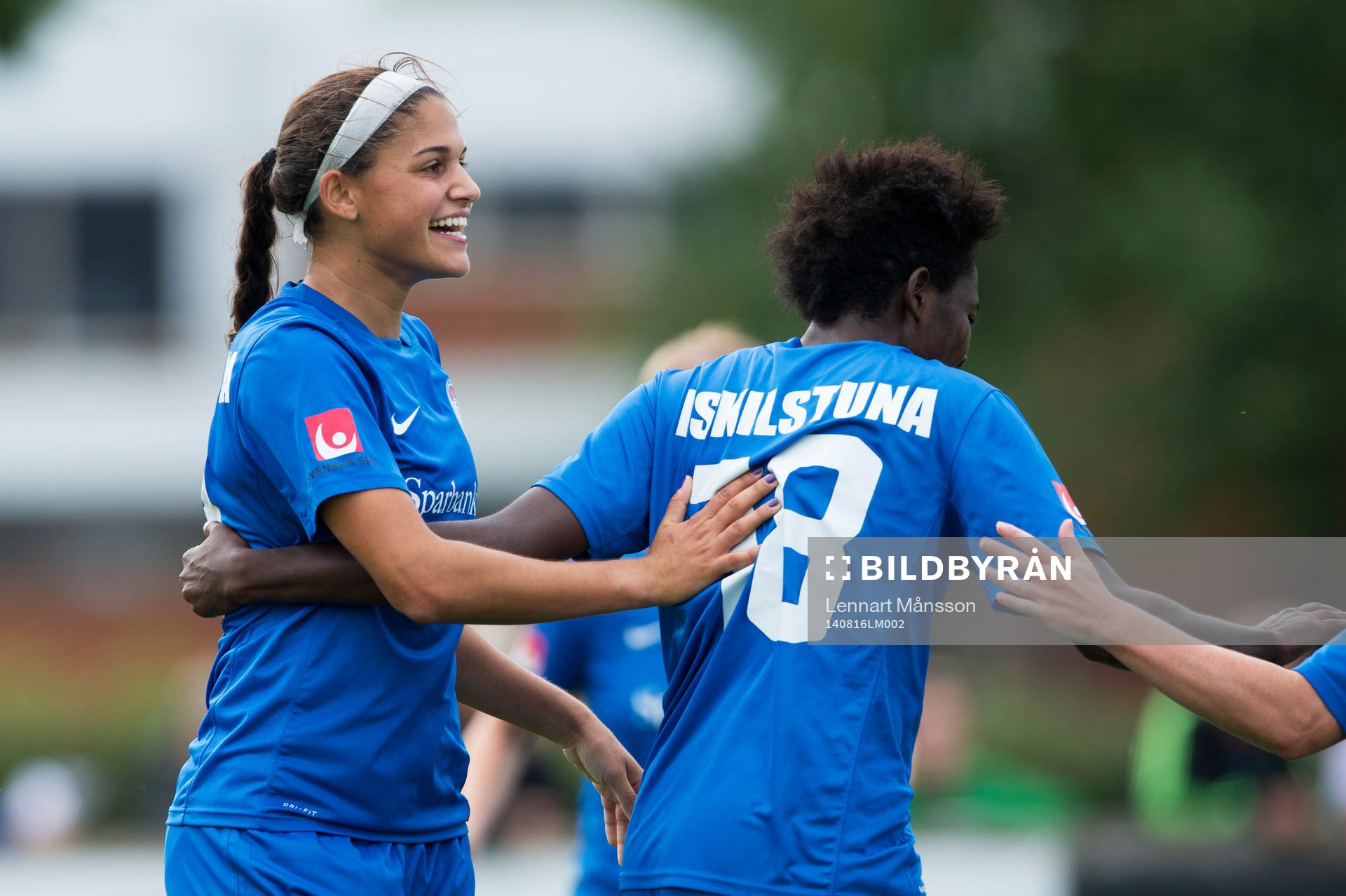 Eskilstunas Kimberley DeCesare ghar gjort 1-1 och grattas