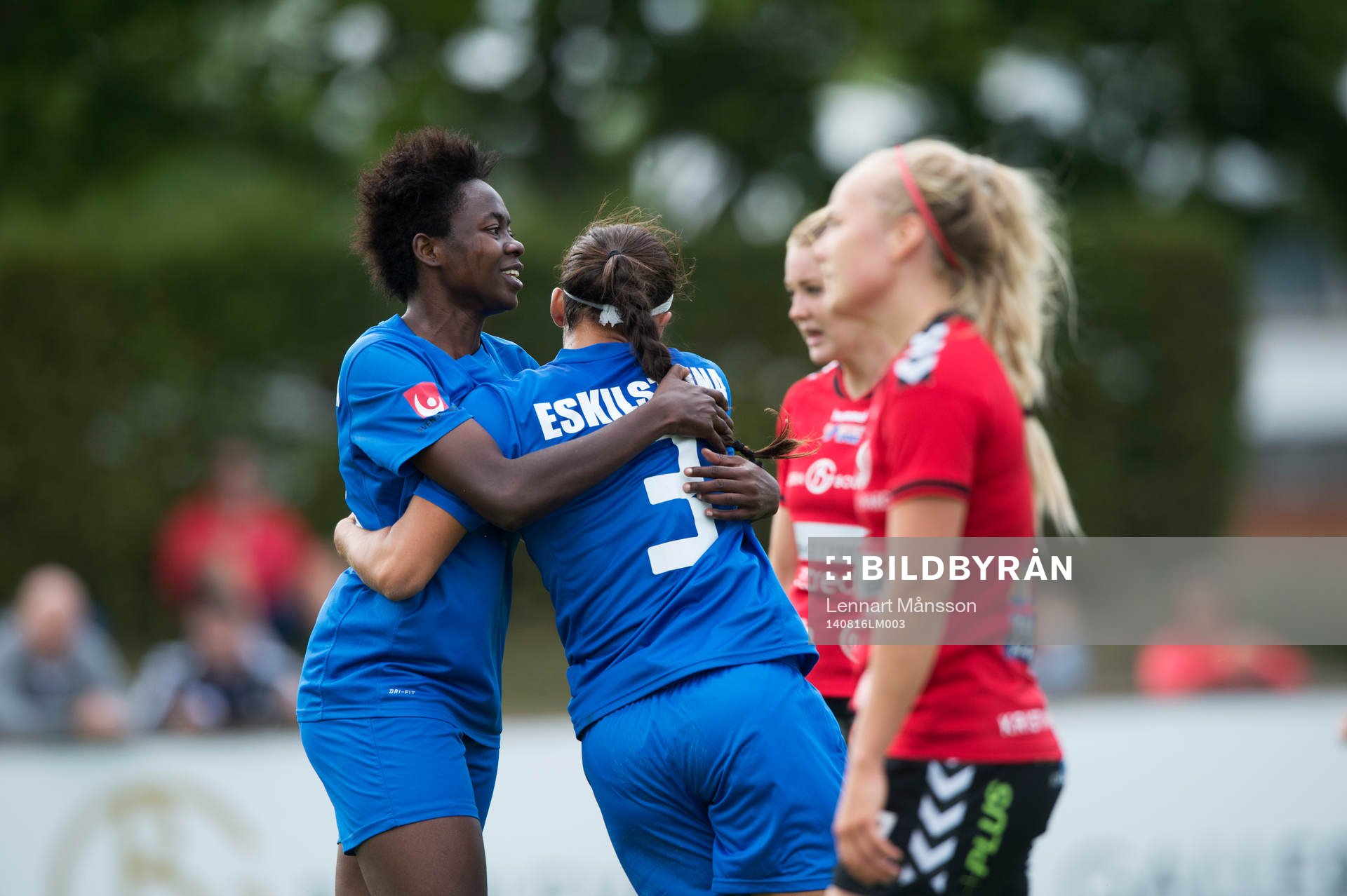 Eskilstunas Kimberley DeCesare ghar gjort 1-1 och grattas av Gaelle Enganamouit i matchen i damallsvenskan mellan Kristianstad och Eskilstuna i Kristianstad 16 augusti 2014.