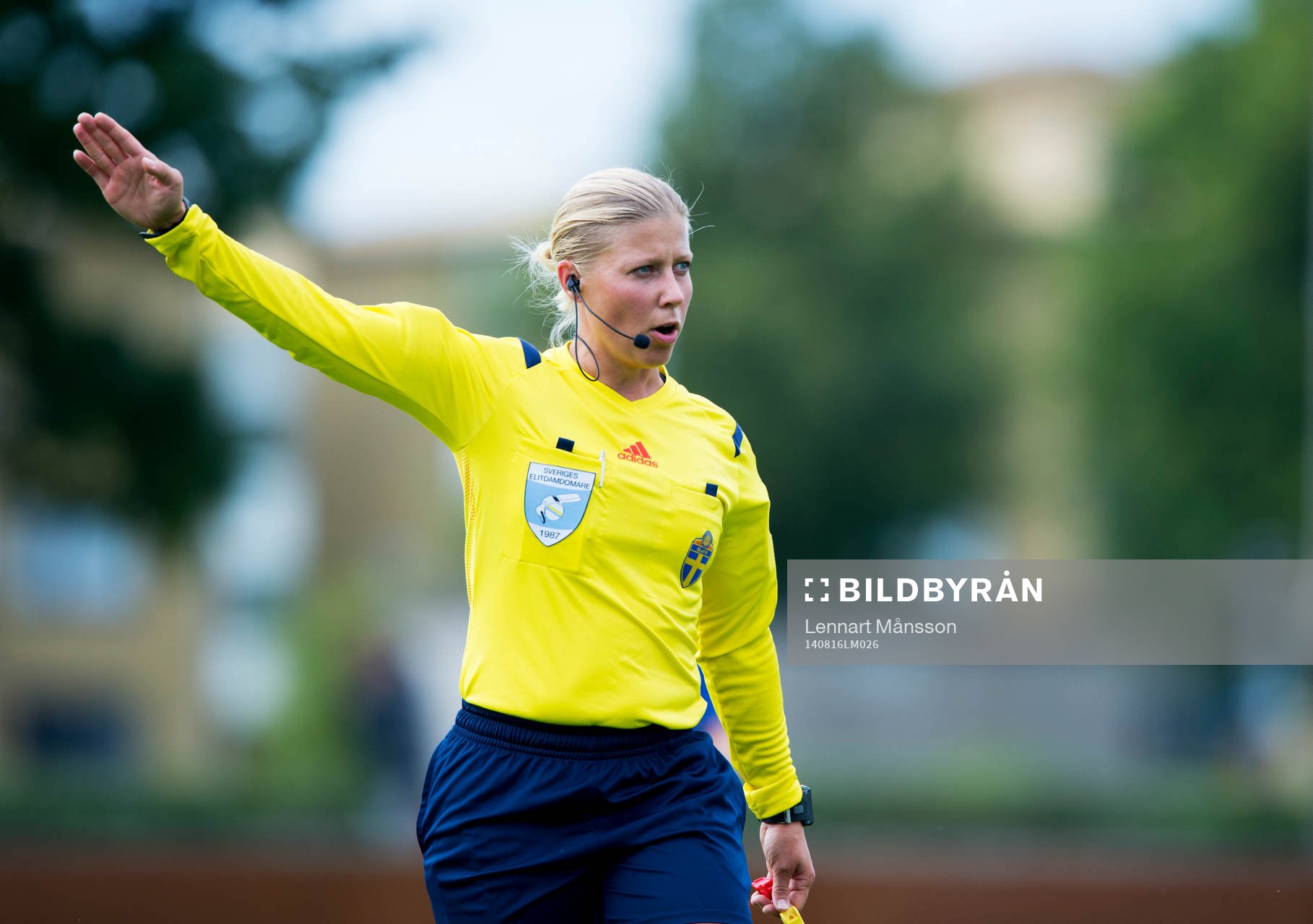 Domaren Sandra Fogelberg i matchen i damallsvenskan mellan