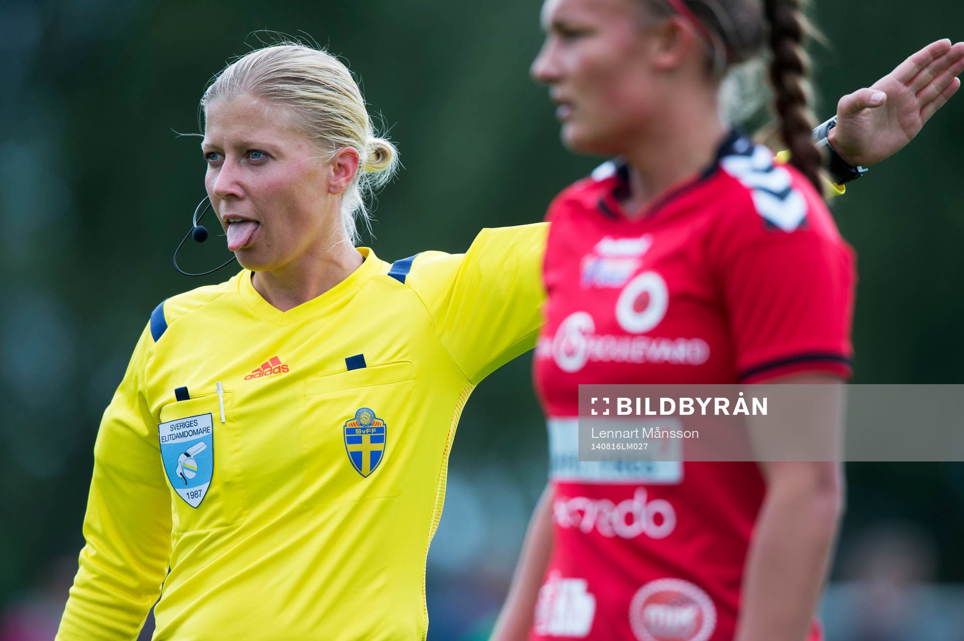 Domaren Sandra Fogelberg i matchen i damallsvenskan mellan