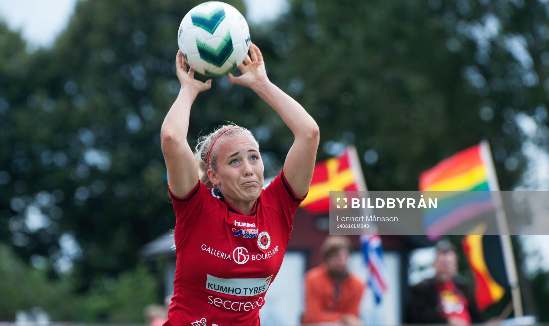 Kristianstads Elisa Vidarsdottir kastar inkast med