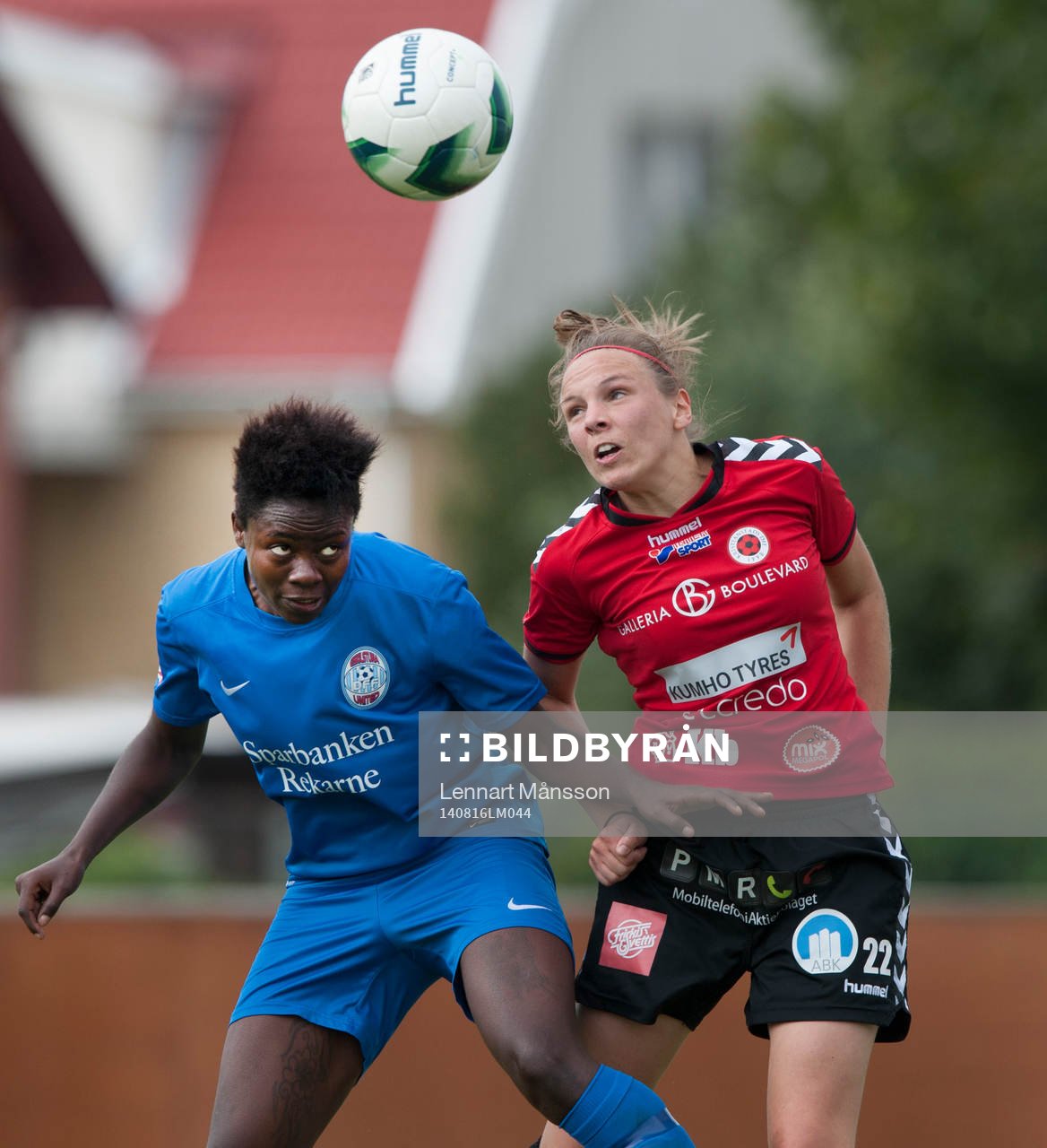 Eskilstunas Gaelle Enganamouit och Kristianstads Lorca Van De Putte i matchen i damallsvenskan mellan Kristianstad och Eskilstuna i Kristianstad 16 augusti 2014.