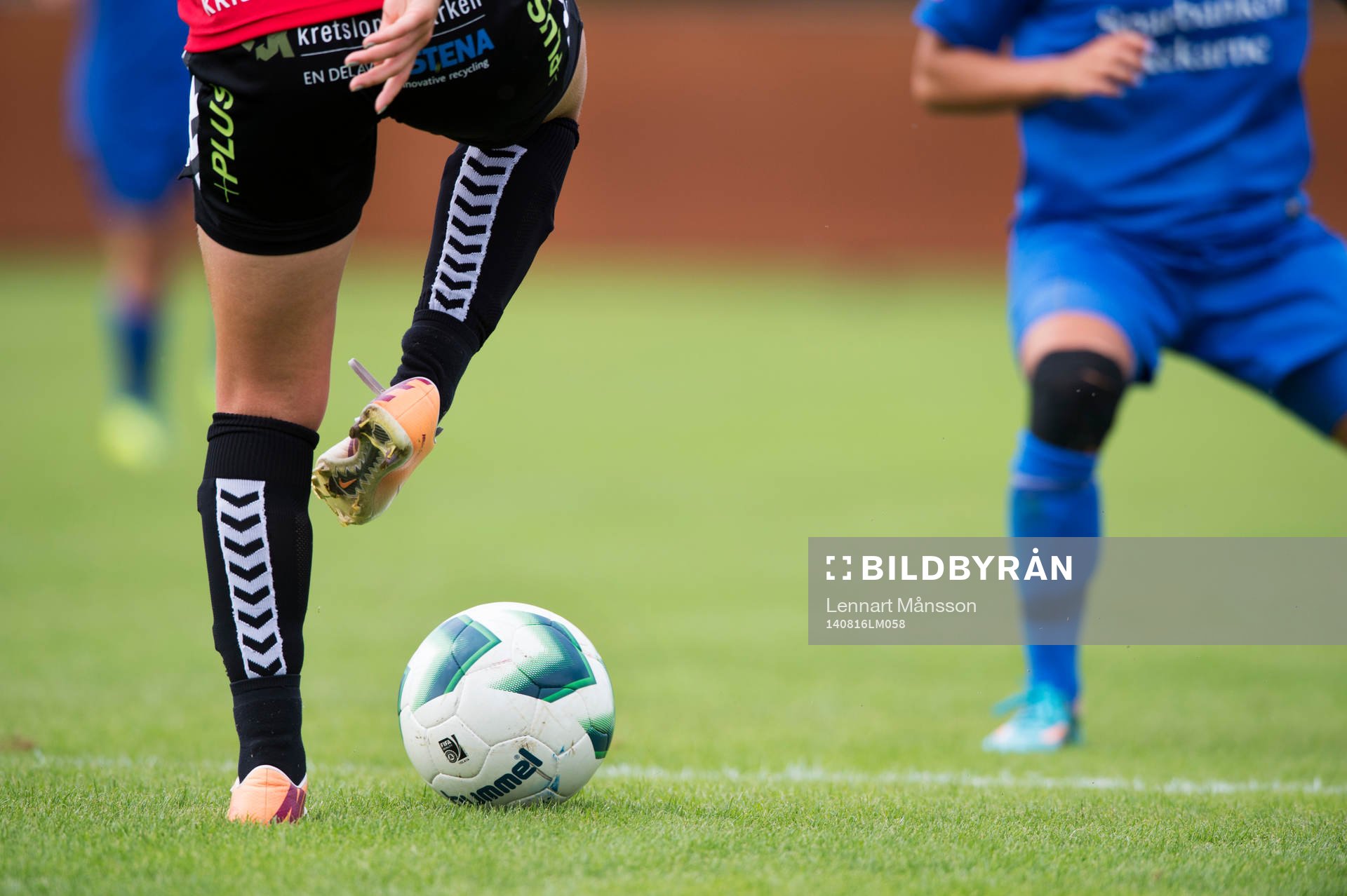 En Kristianstads-spelare fintar i matchen i damallsvenskan