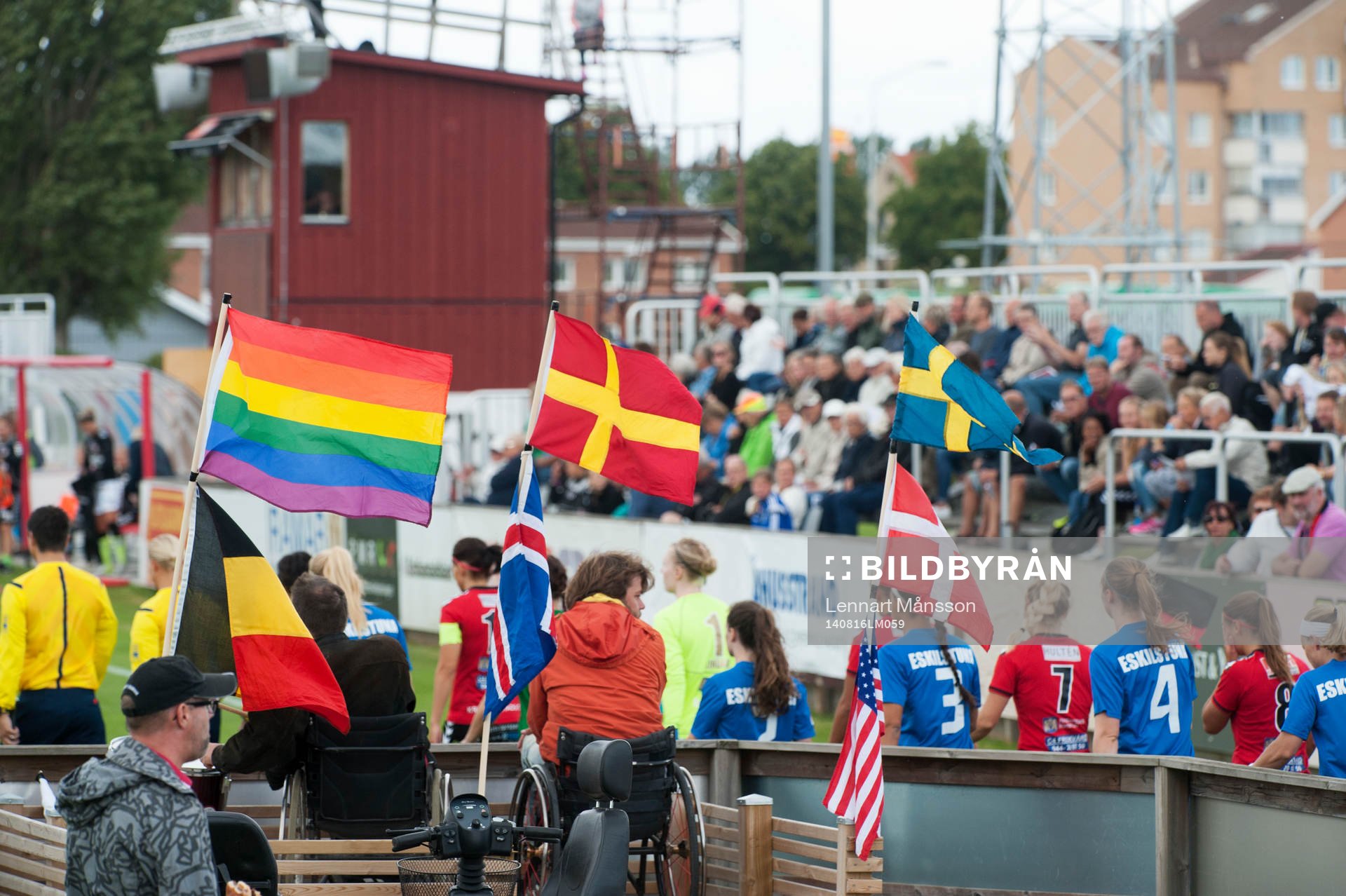 Inmarsch med flaggor i matchen i damallsvenskan mellan Kristianstad och Eskilstuna i Kristianstad 16 augusti 2014.