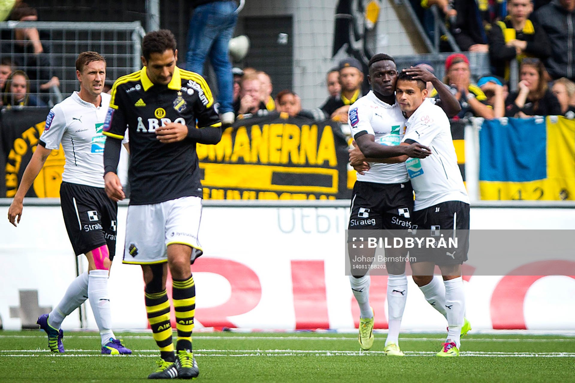 Örebros Alhassan Kamara gör 1-0 och jublar med Daniel