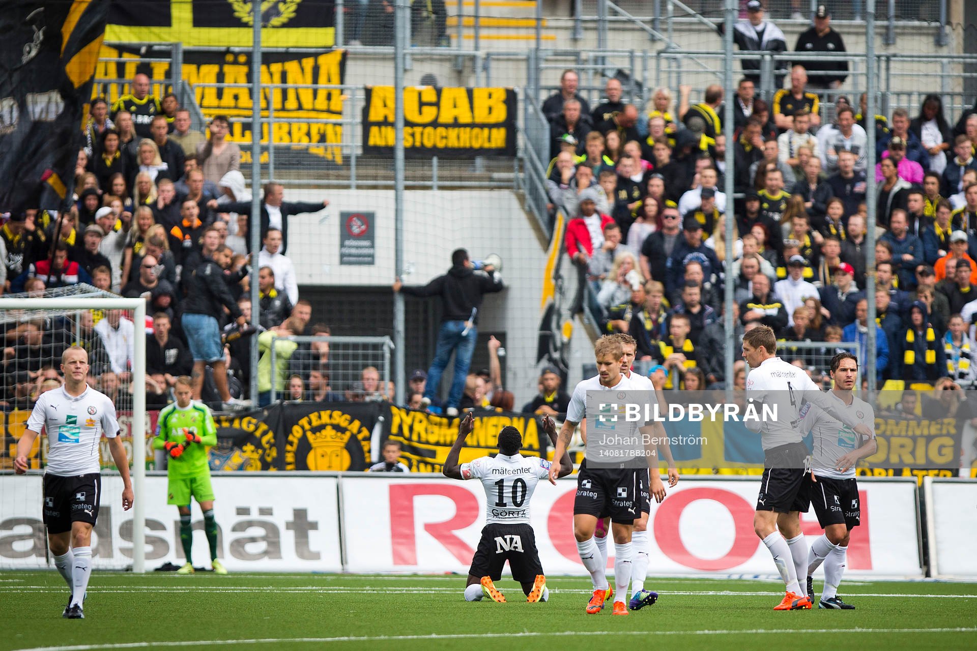 Örebros Alhassan Kamara gör 1-0 och jublar framför AIK