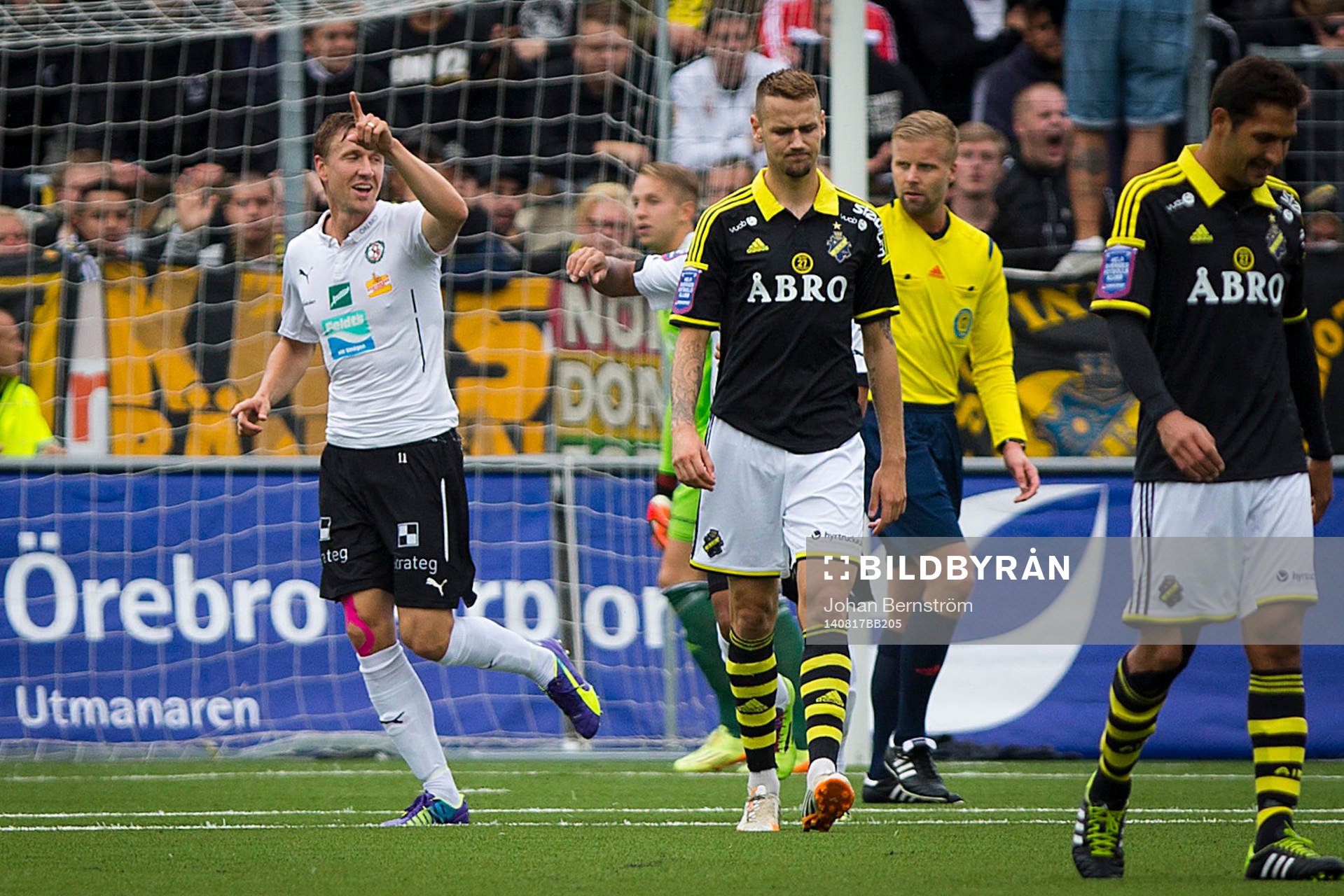 Örebros Marcus Pode gör 2-0 och jublar med Alhassan